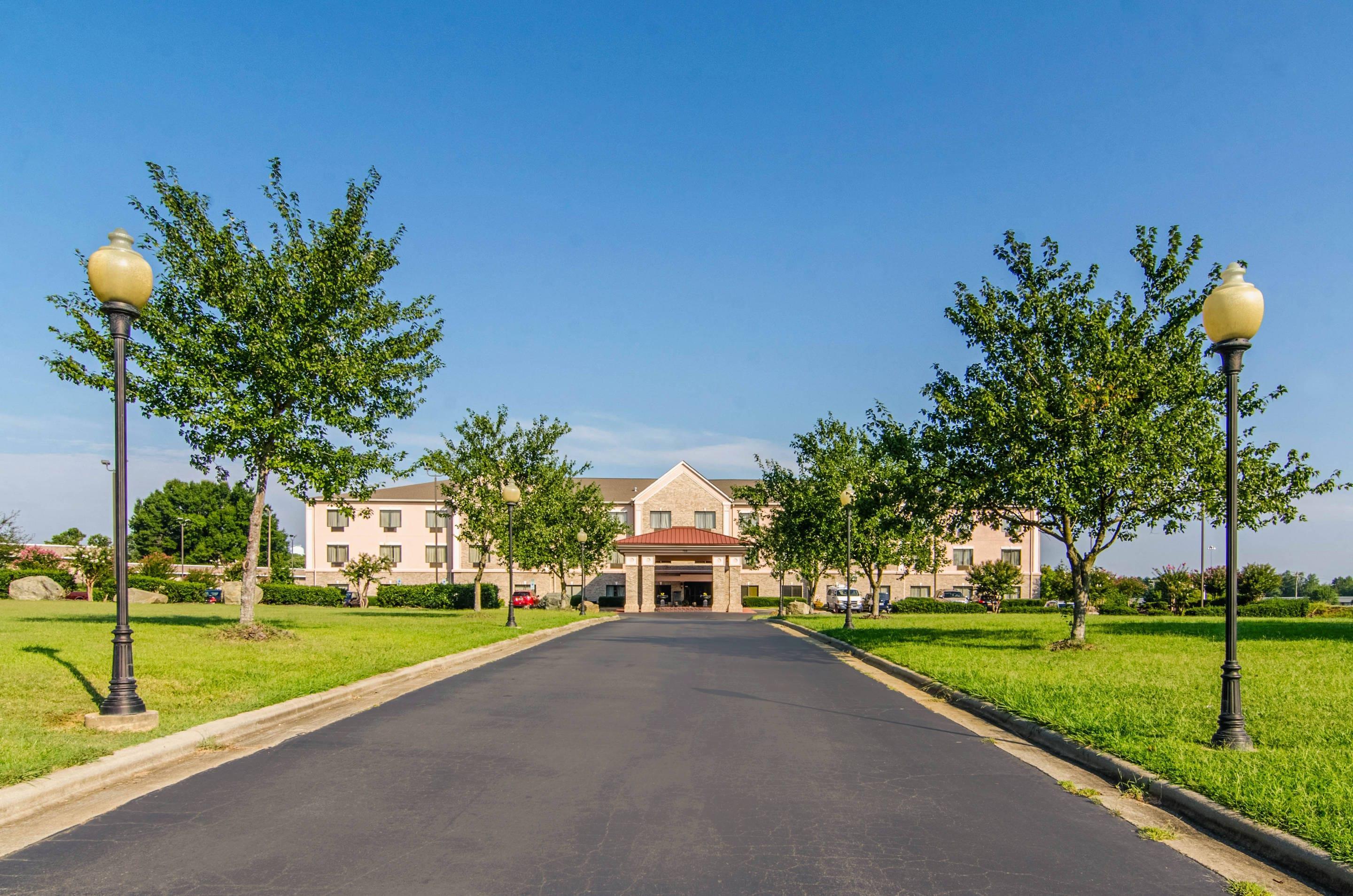 Hotel exterior | Quality Suites