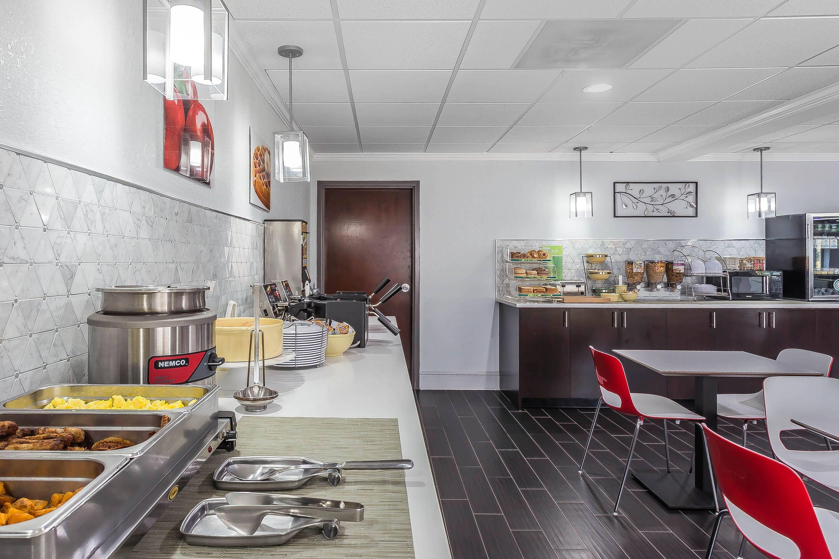 Spacious breakfast area | Quality Suites Pineville - Charlotte