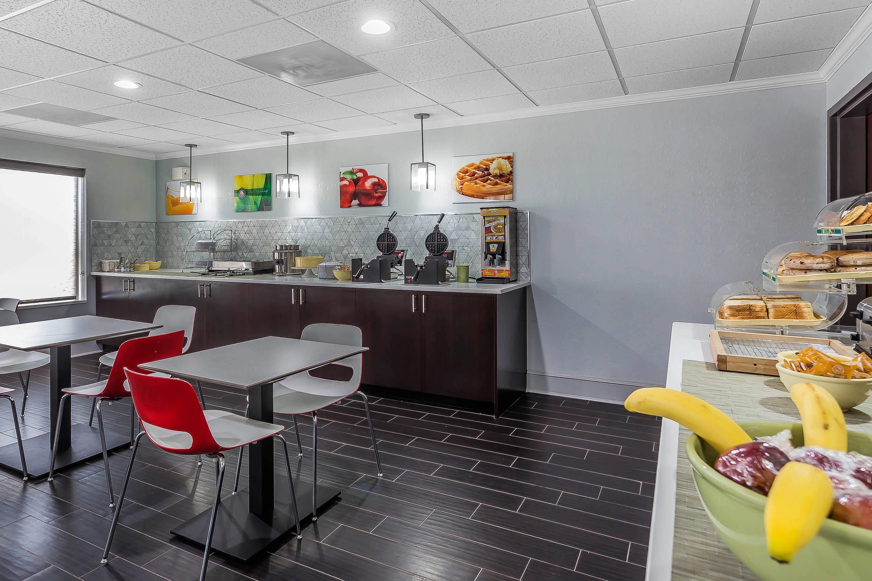 Spacious breakfast area | Quality Suites Pineville - Charlotte