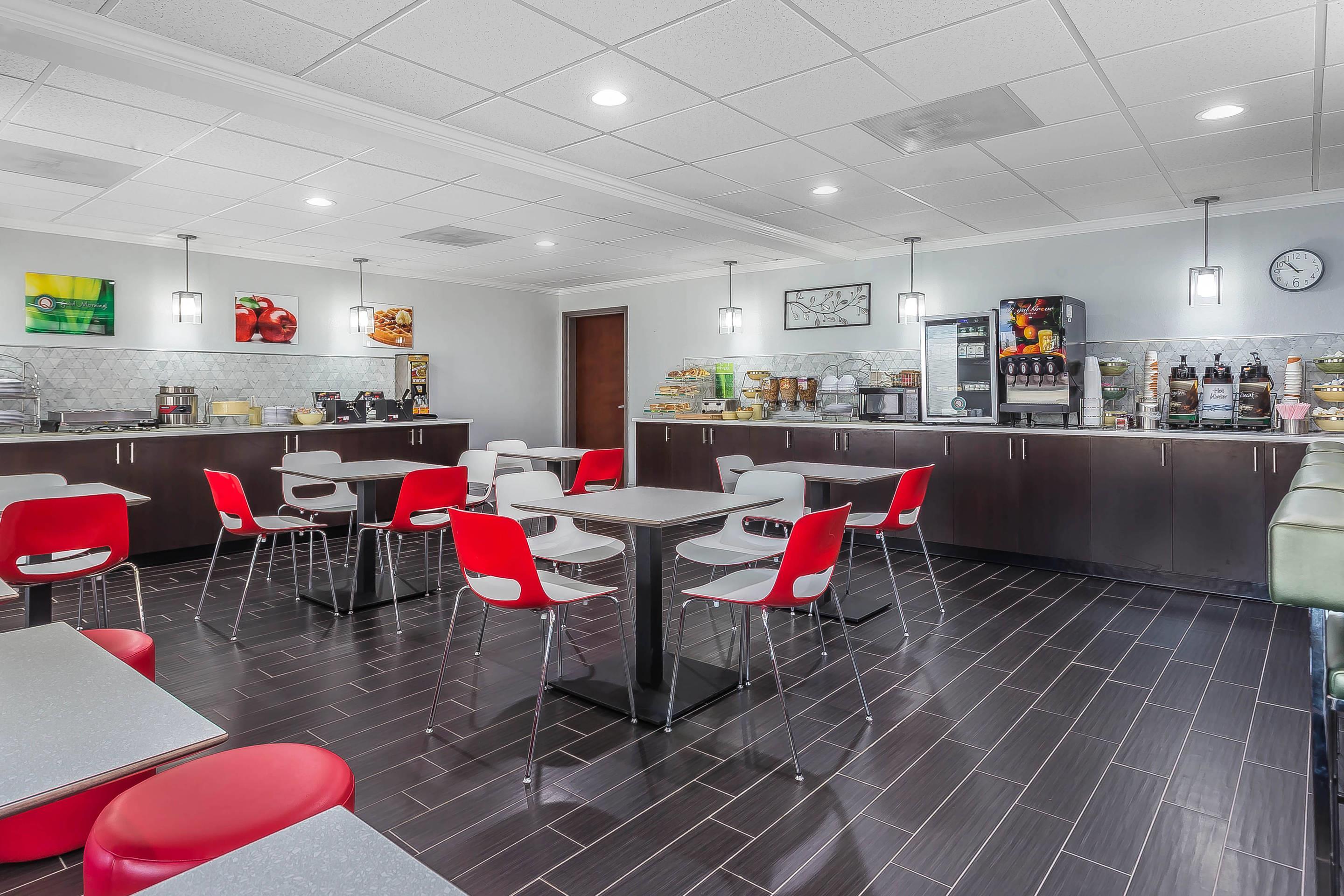 Spacious breakfast area | Quality Suites Pineville - Charlotte