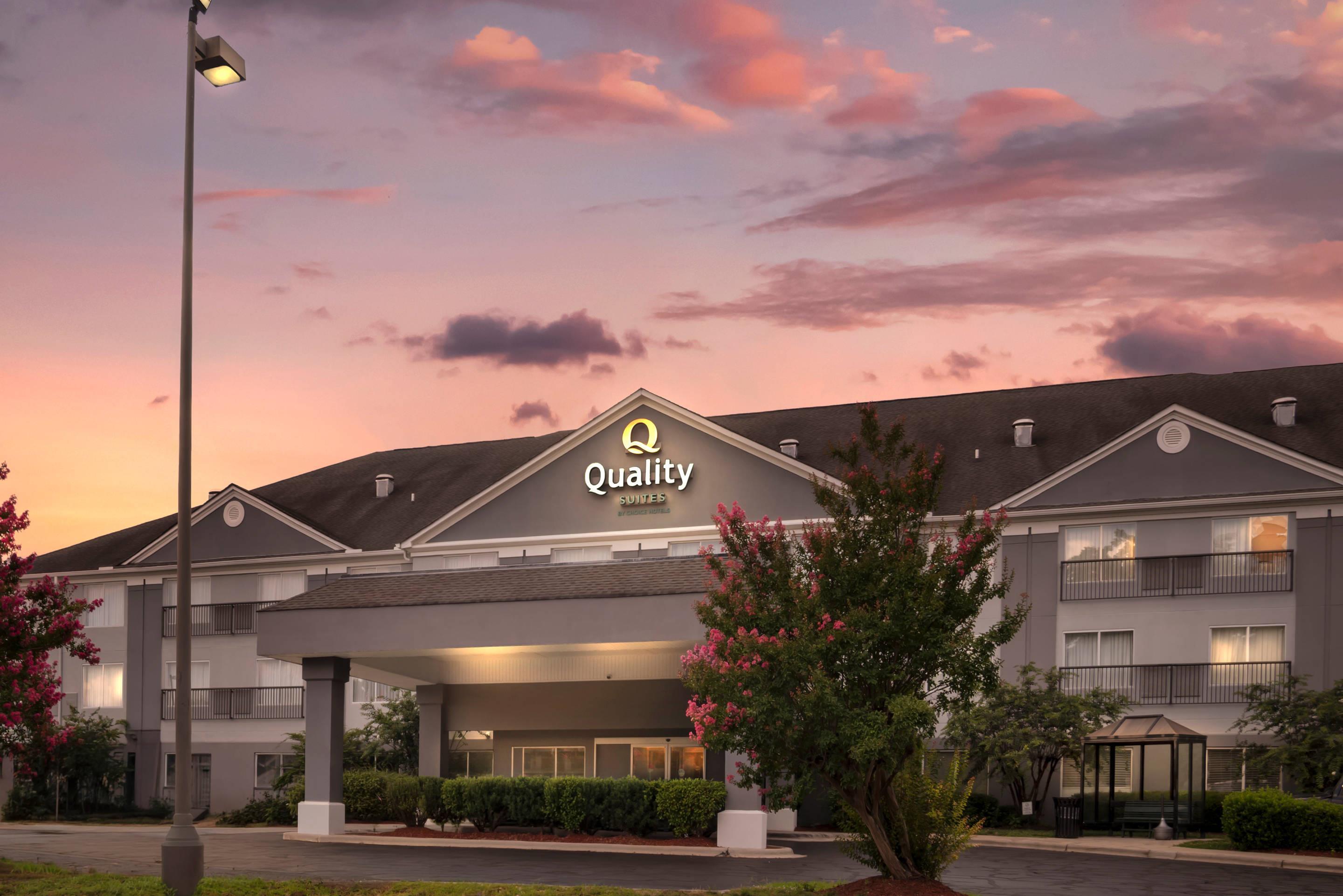 Hotel at Night | Quality Suites Pineville - Charlotte