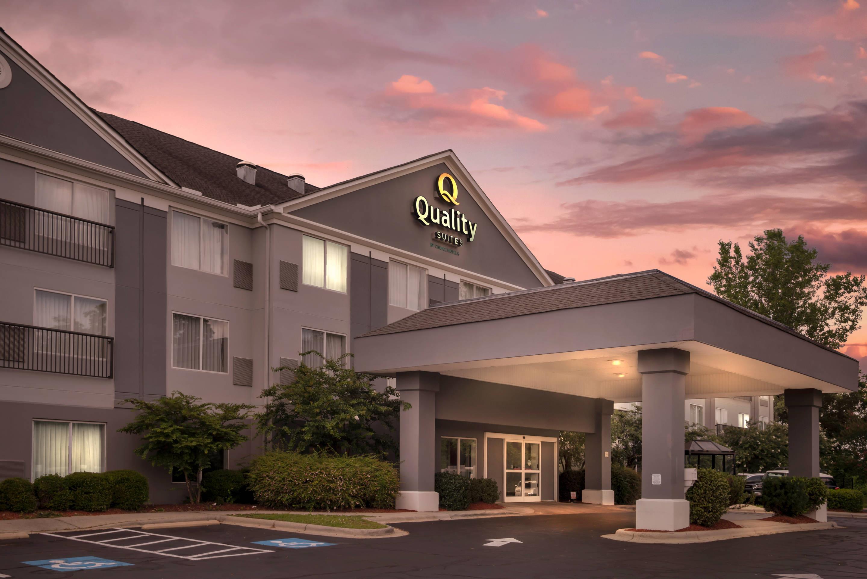 Hotel at Night | Quality Suites Pineville - Charlotte