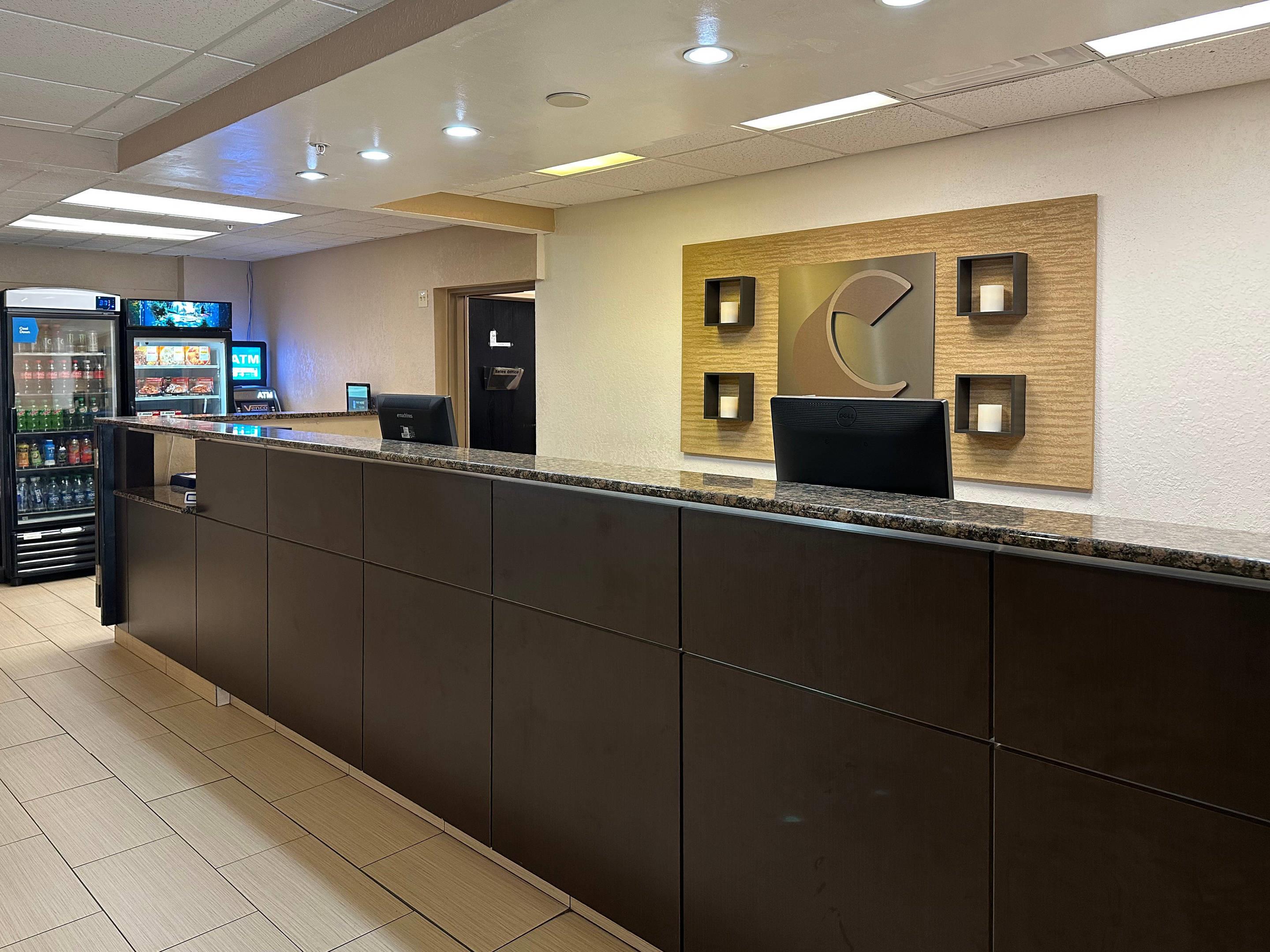 Front desk | Comfort Suites Airport