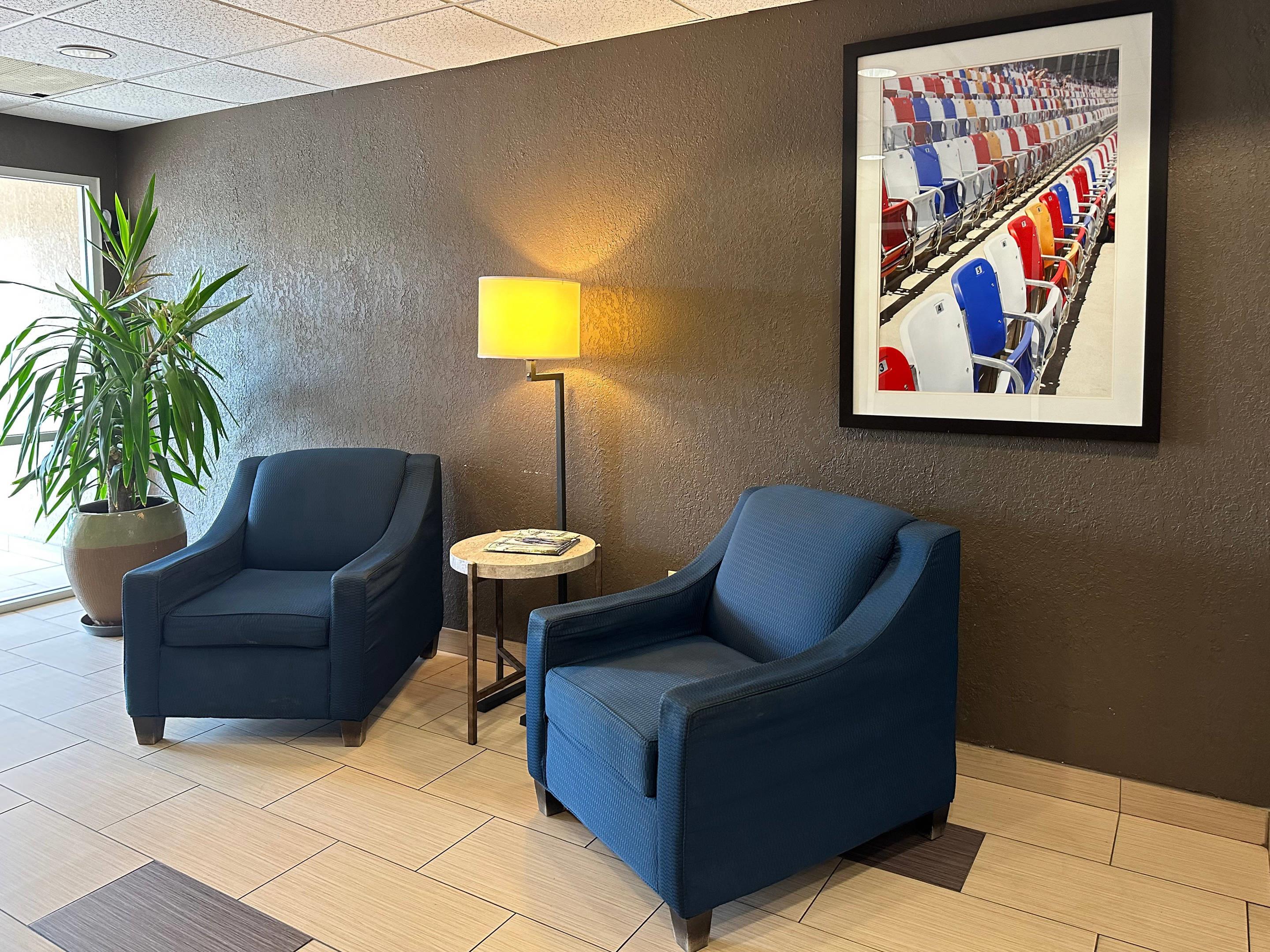 Lobby with sitting area | Comfort Suites Airport
