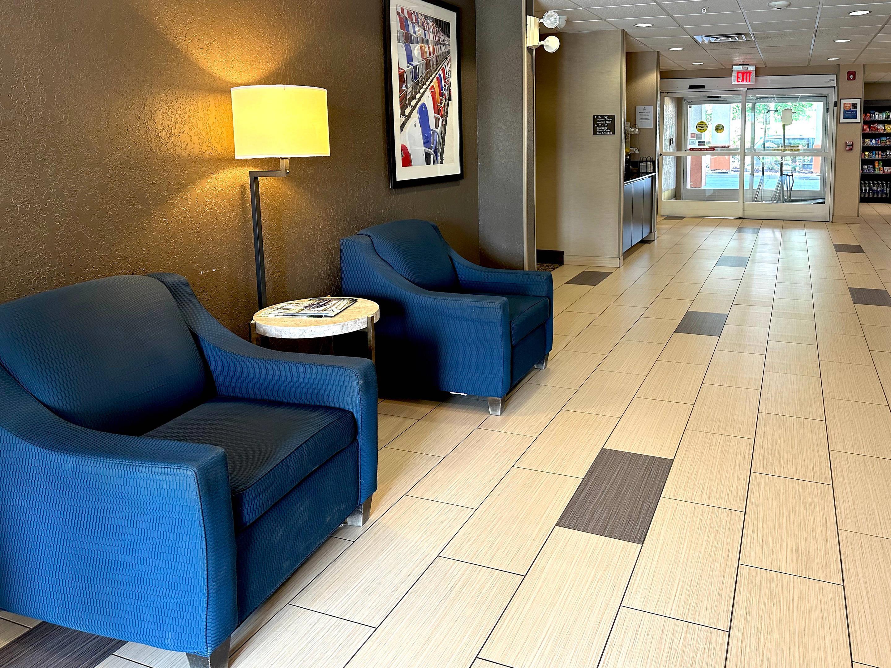 Lobby with sitting area | Comfort Suites Airport