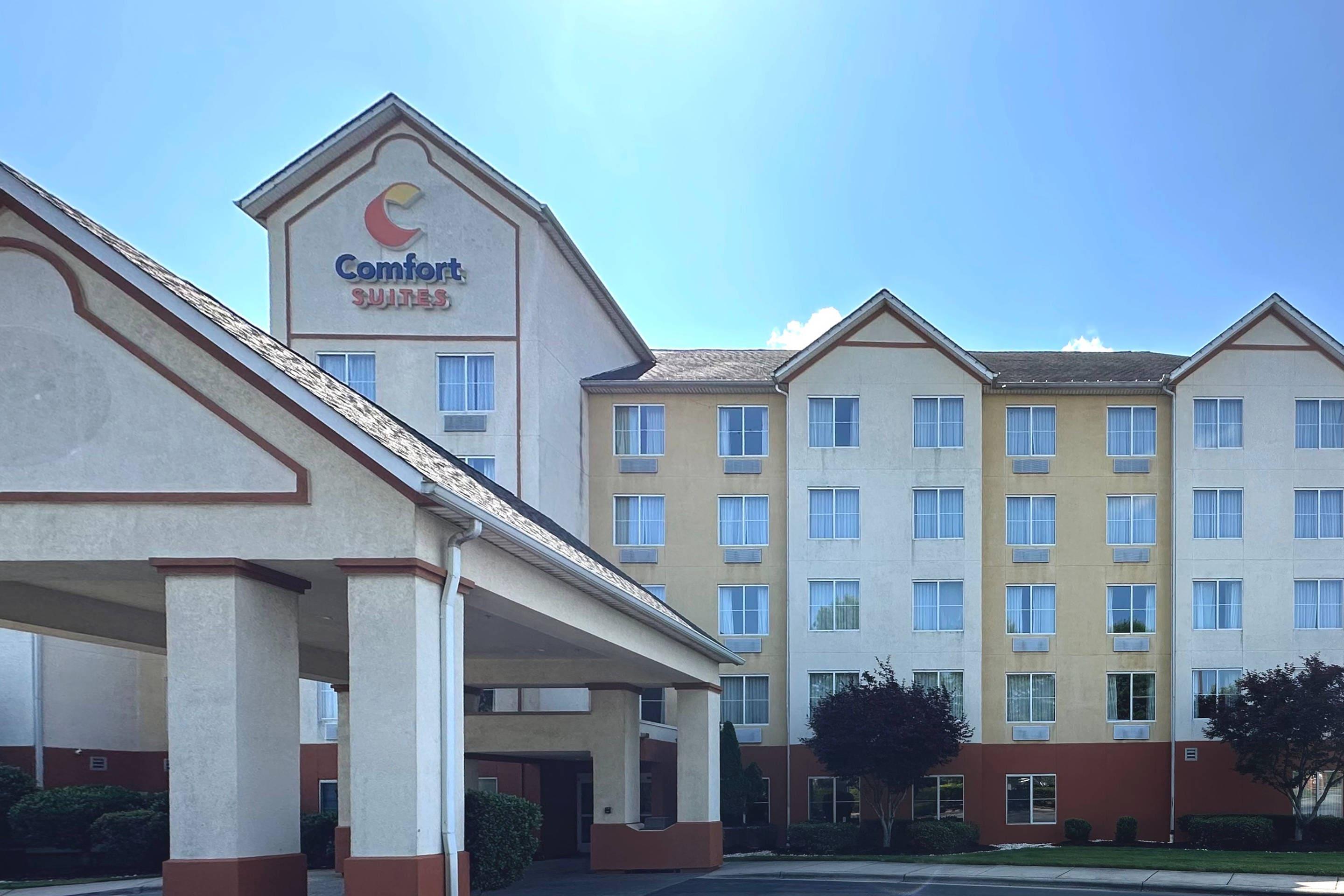 Hotel exterior | Comfort Suites Airport