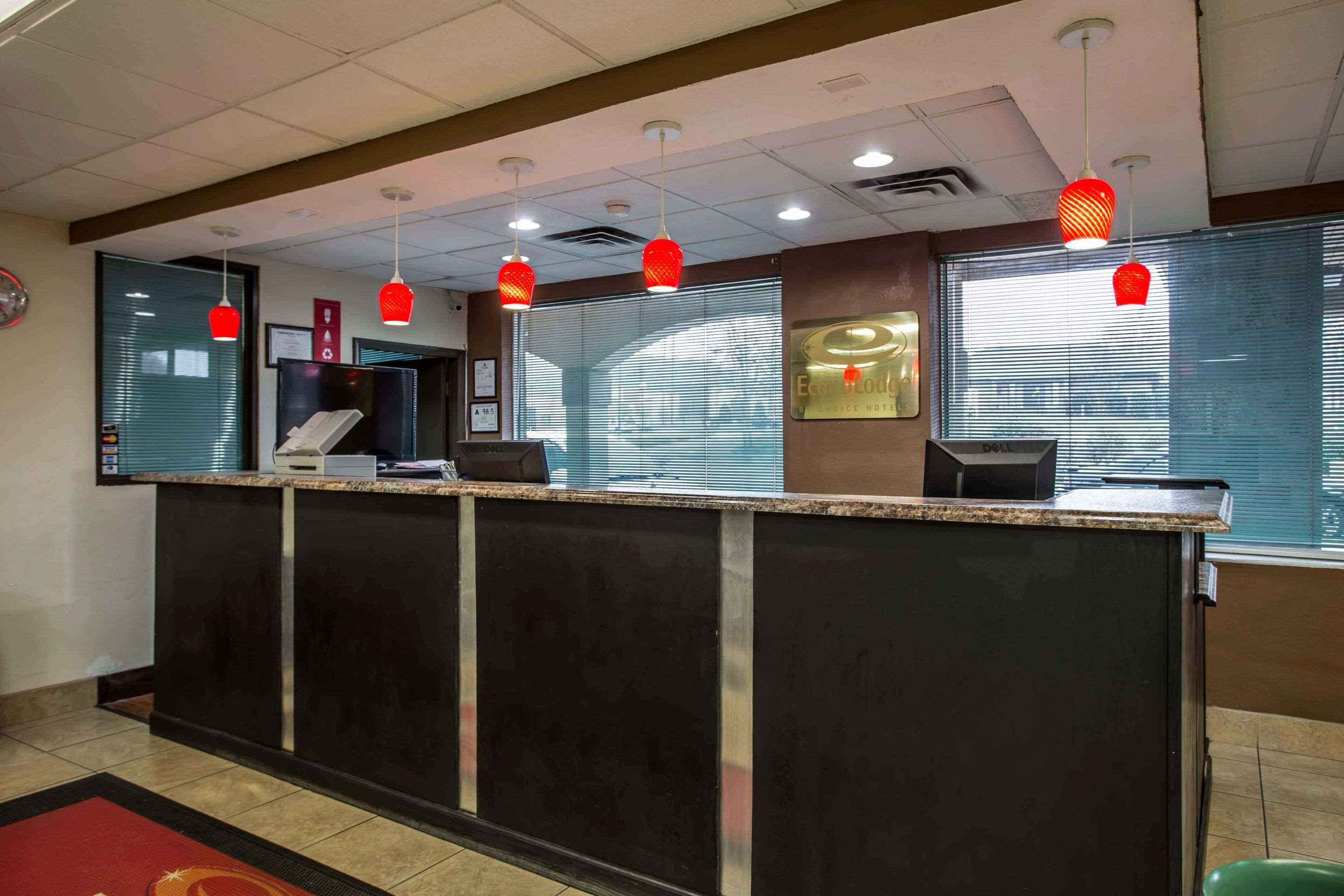 Front desk | Econo Lodge Salisbury