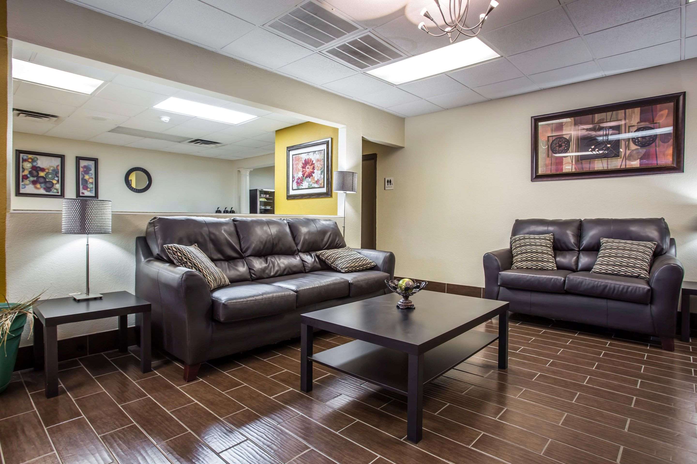 Lobby with sitting area | Econo Lodge Salisbury