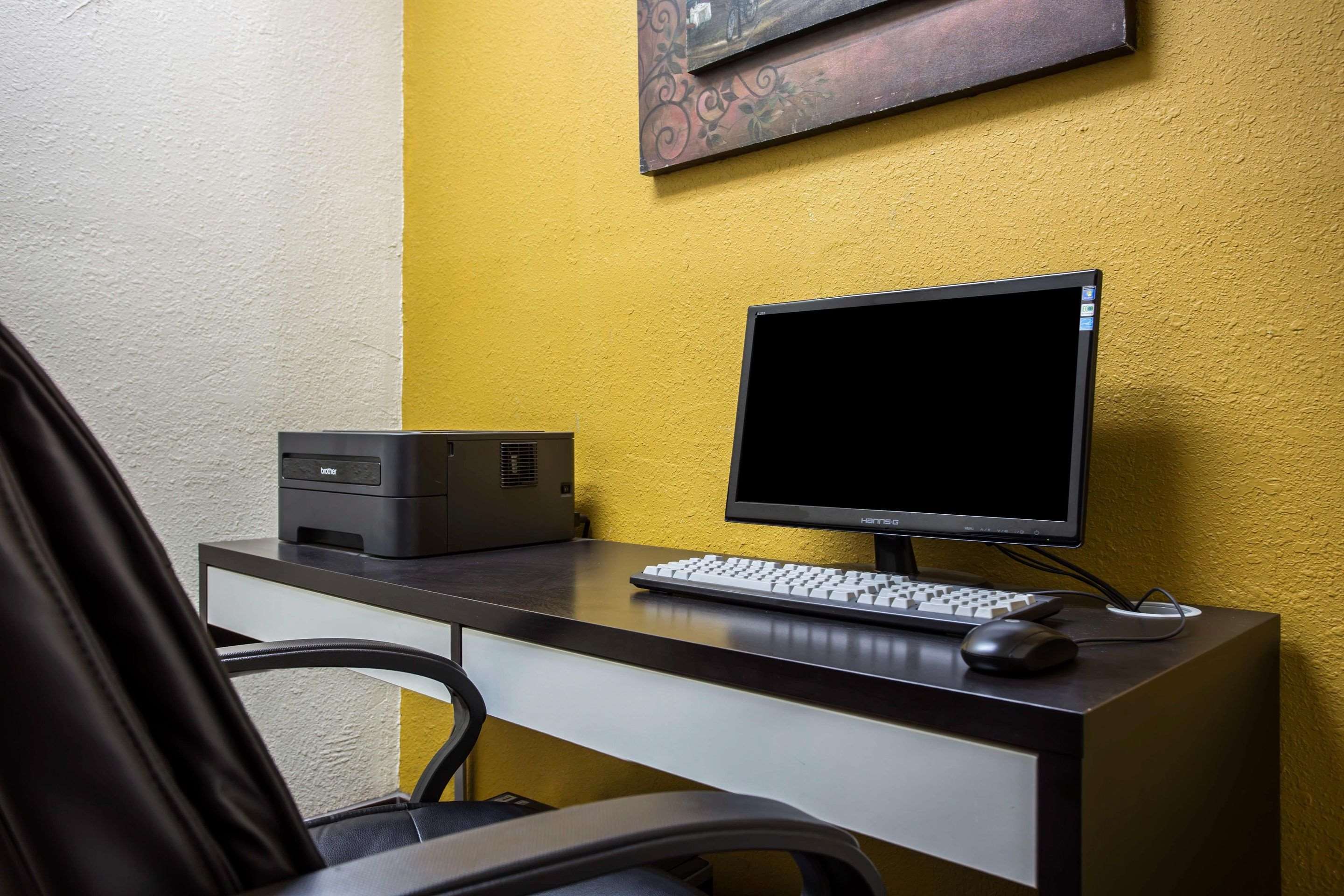 Business center with high-speed Internet access | Econo Lodge Salisbury