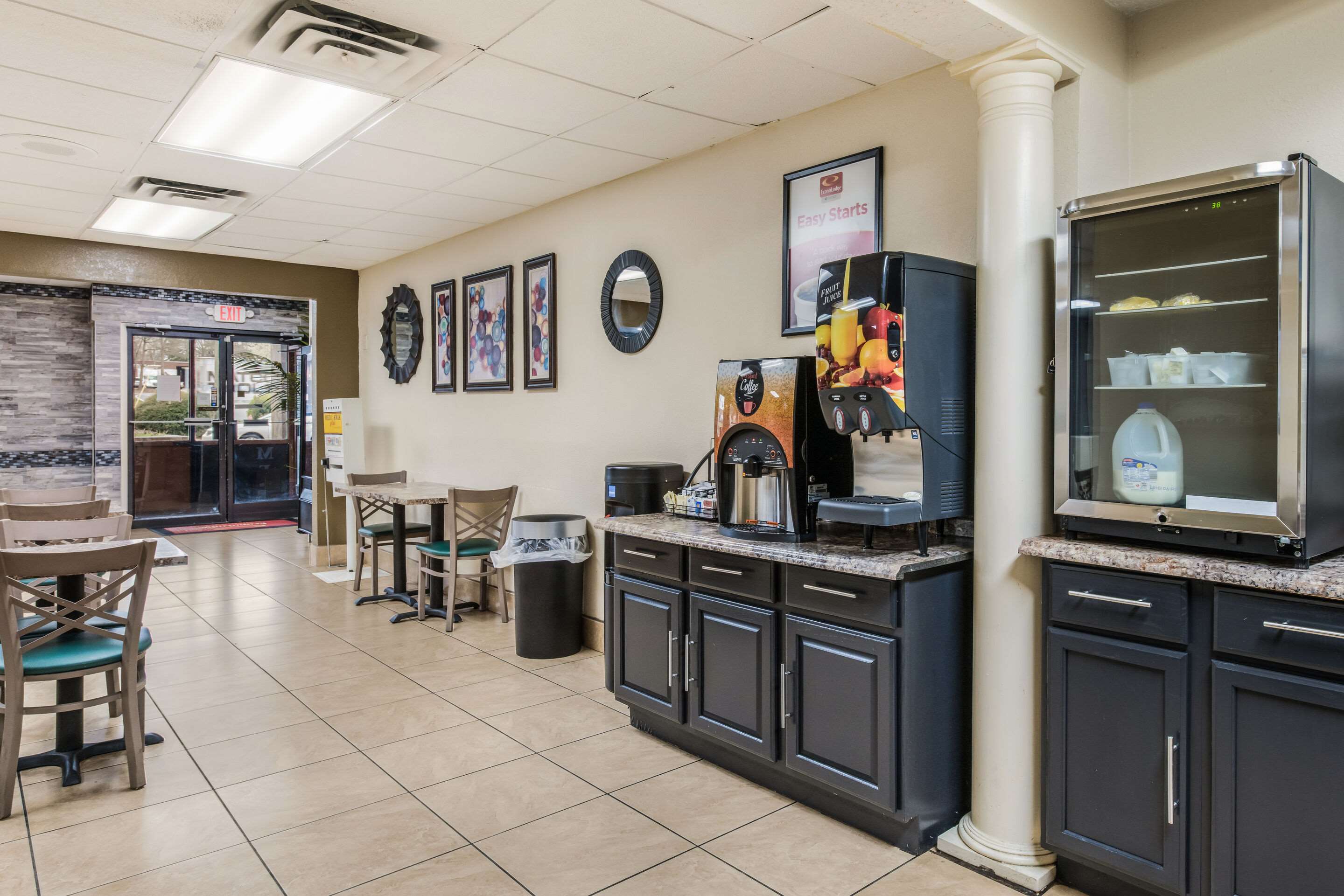 Breakfast area | Econo Lodge Salisbury