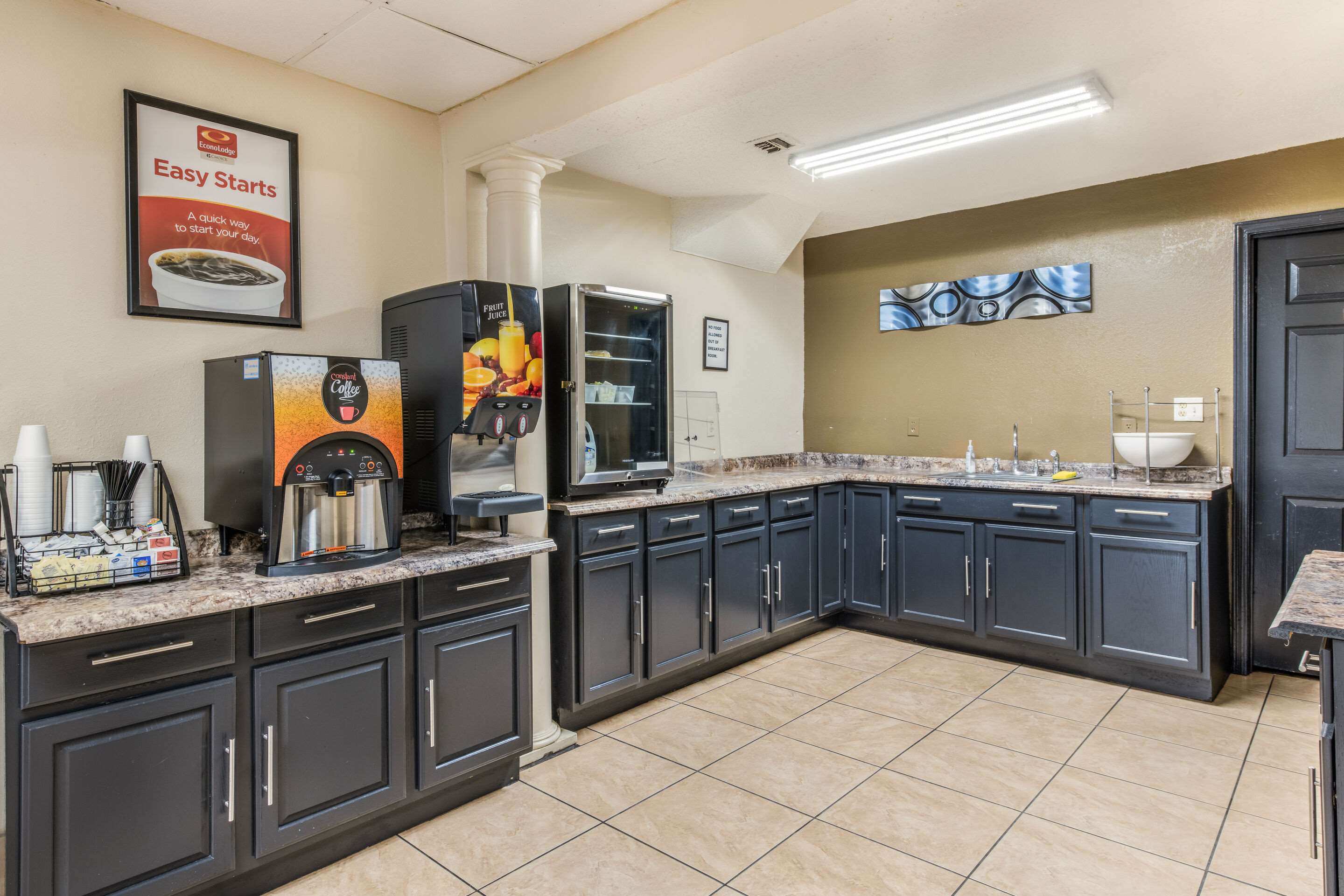 Breakfast area | Econo Lodge Salisbury