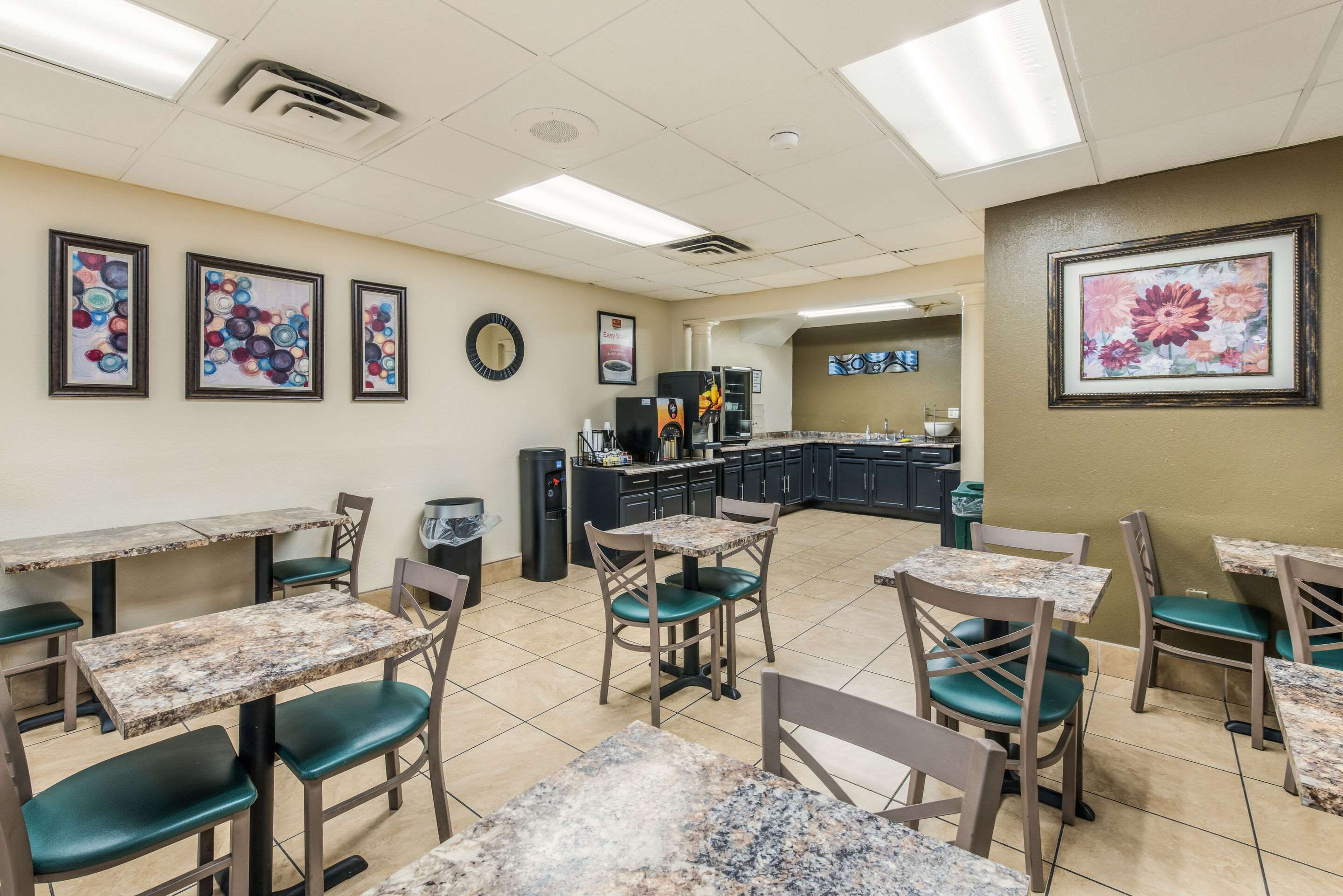 Breakfast area | Econo Lodge Salisbury
