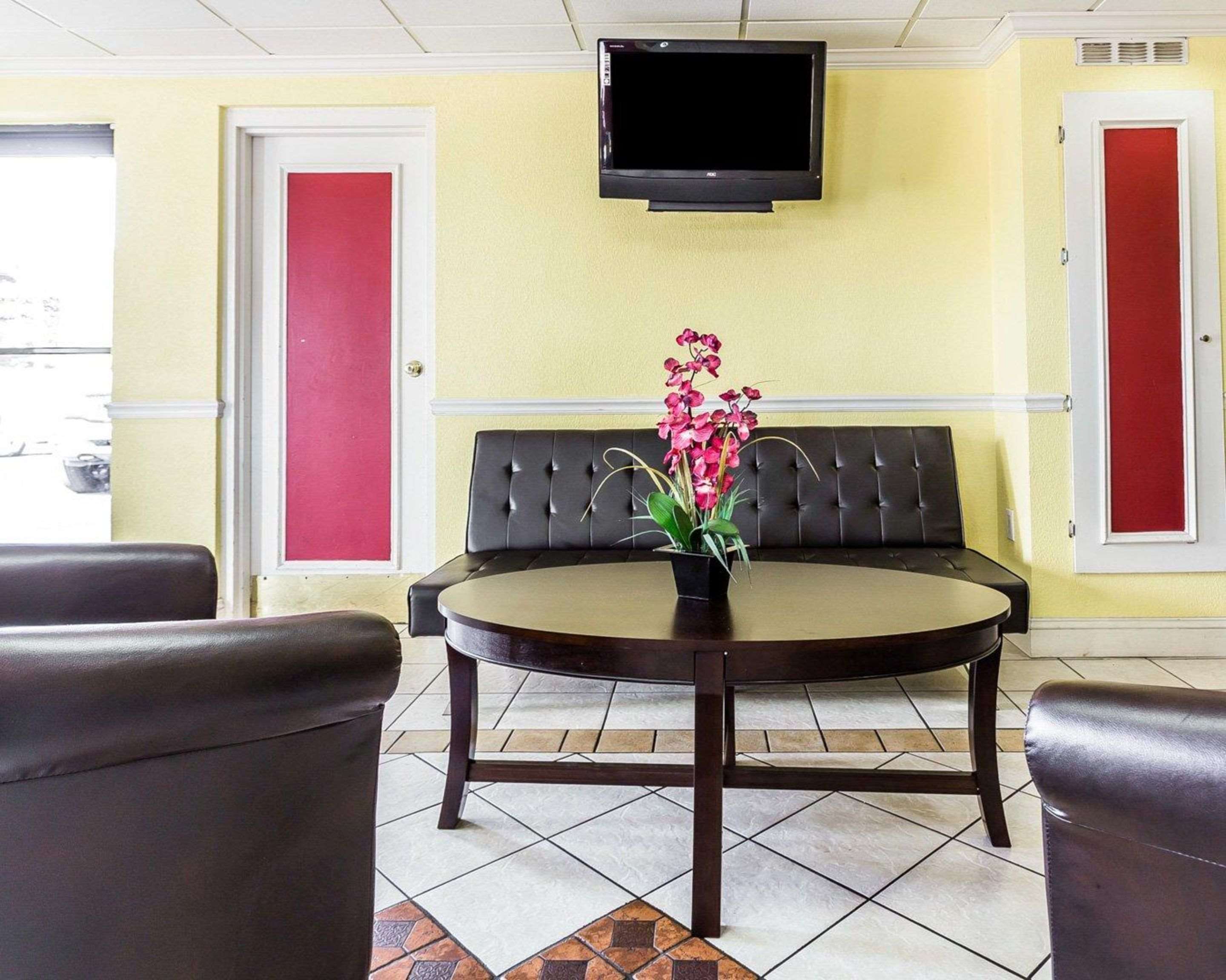 Lobby with sitting area | Econo Lodge Inn & Suites Matthews - Charlotte