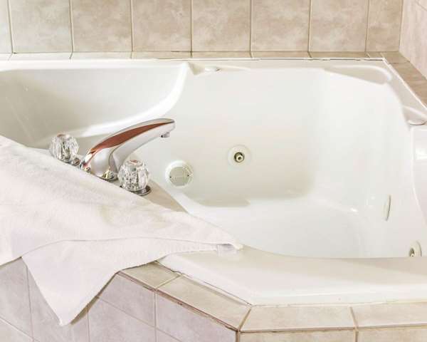 Suite - Quality Inn South Raleigh - I-40, Exit 298A