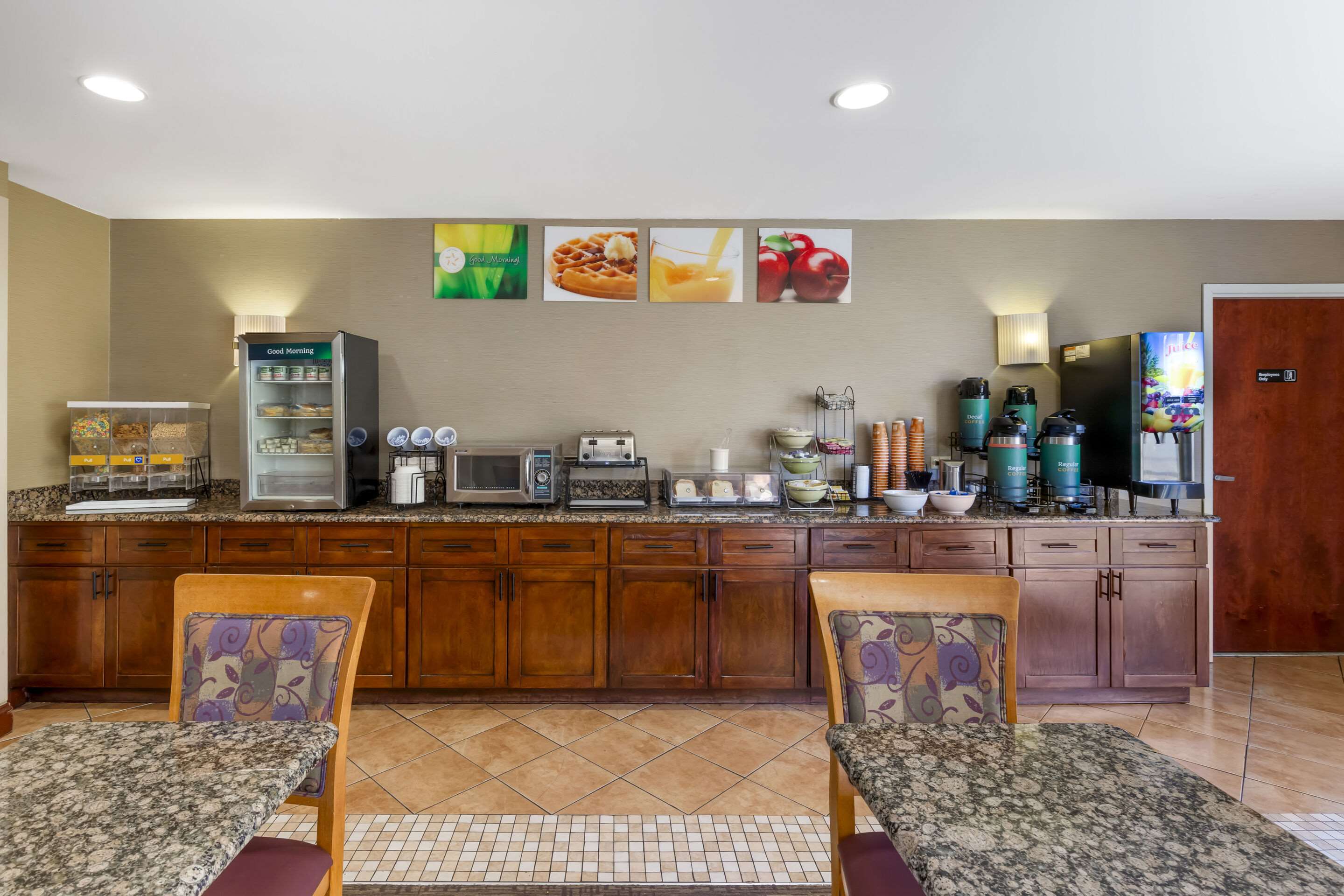 Breakfast area | Quality Inn Raleigh Downtown