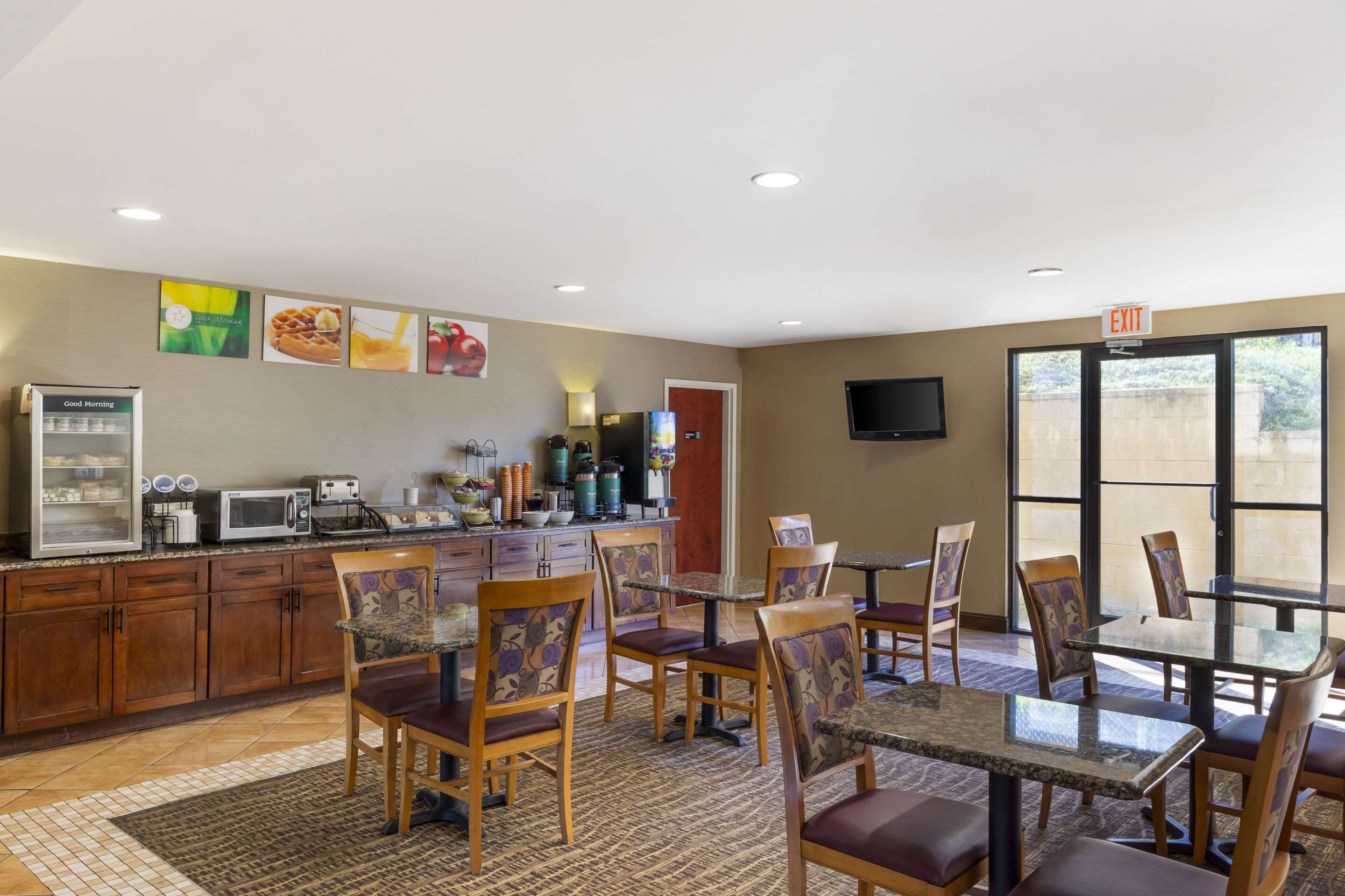 Breakfast area | Quality Inn Raleigh Downtown
