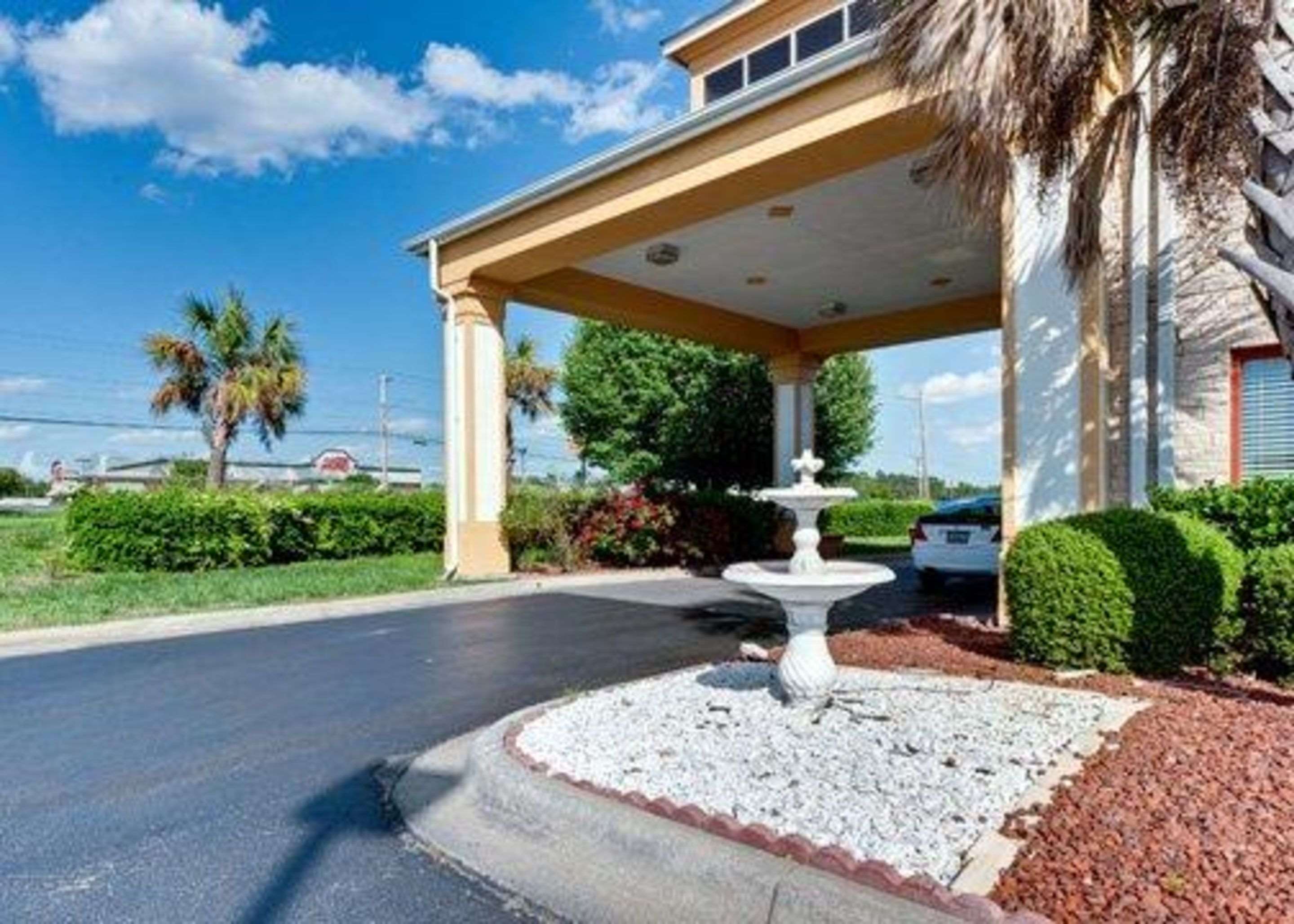 Hotel exterior | Quality Inn & Suites Monroe