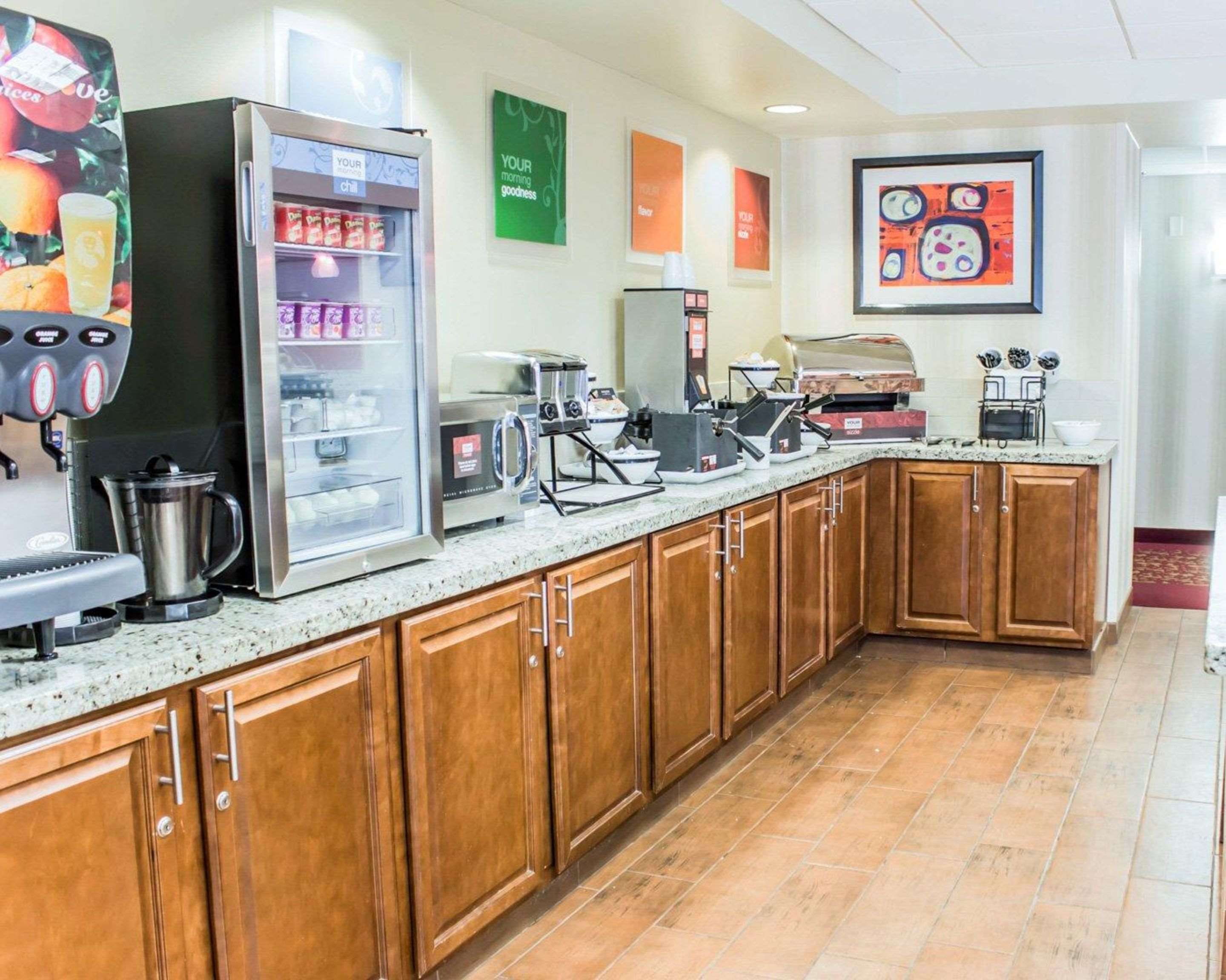 Hot and cold breakfast buffet | Comfort Inn Near Fort Bragg