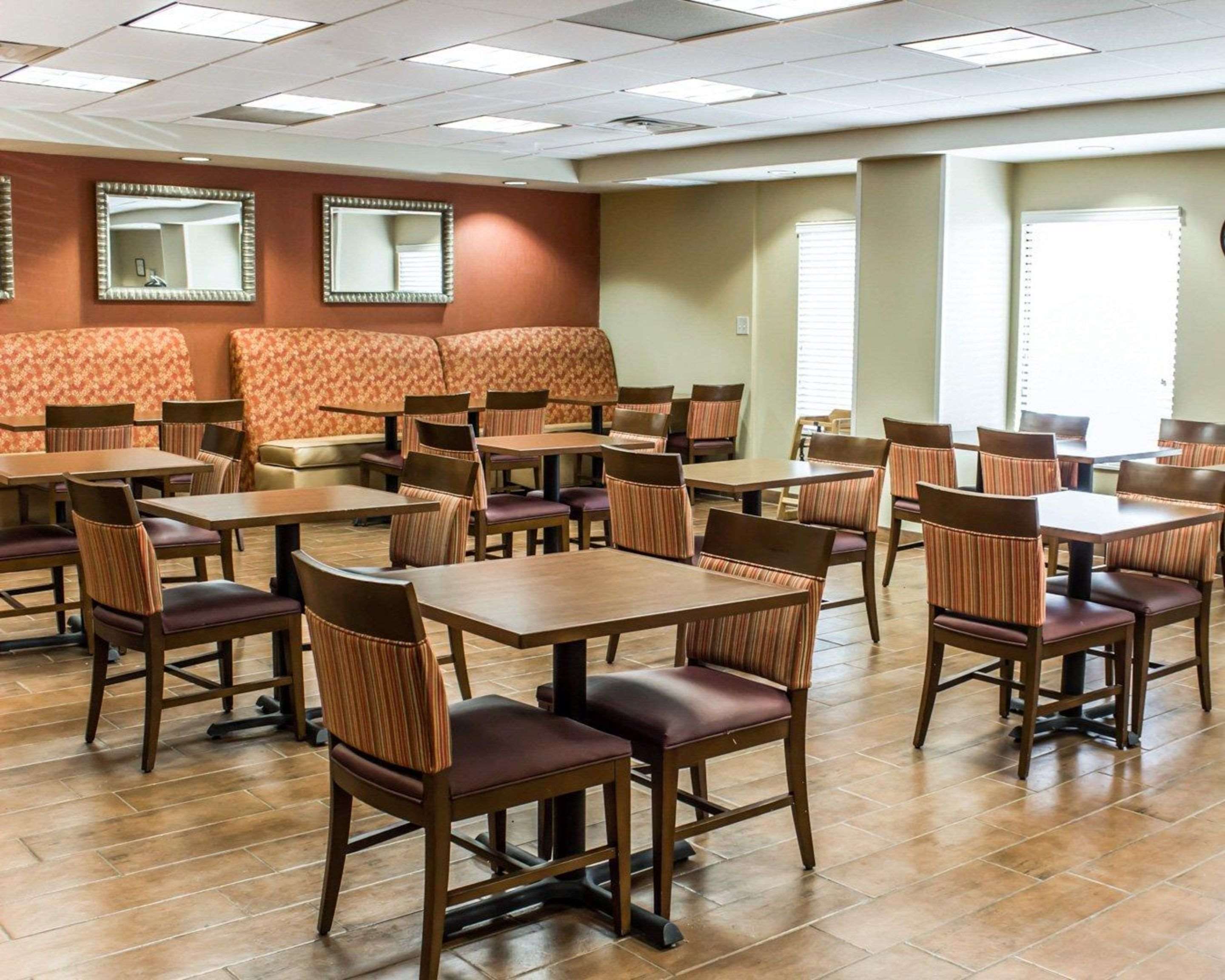 Breakfast room | Comfort Inn Near Fort Bragg