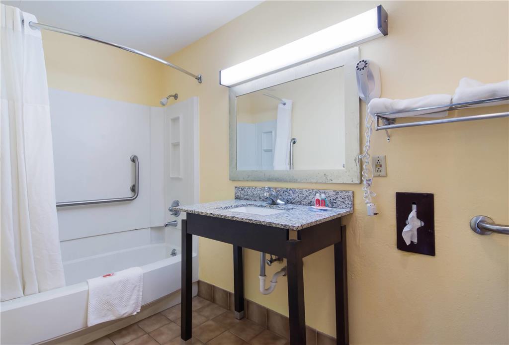 ECONO LODGE BATTLEBORO - ROCKY MOUN-guestroom-Guest Room,Bathroom,On-Site.jpg