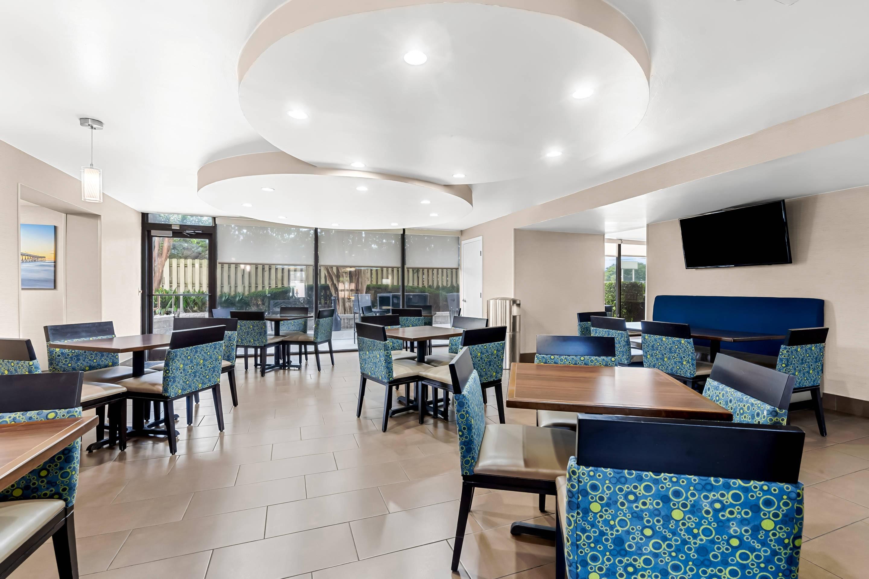 Enjoy breakfast in this seating area | Comfort Inn University
