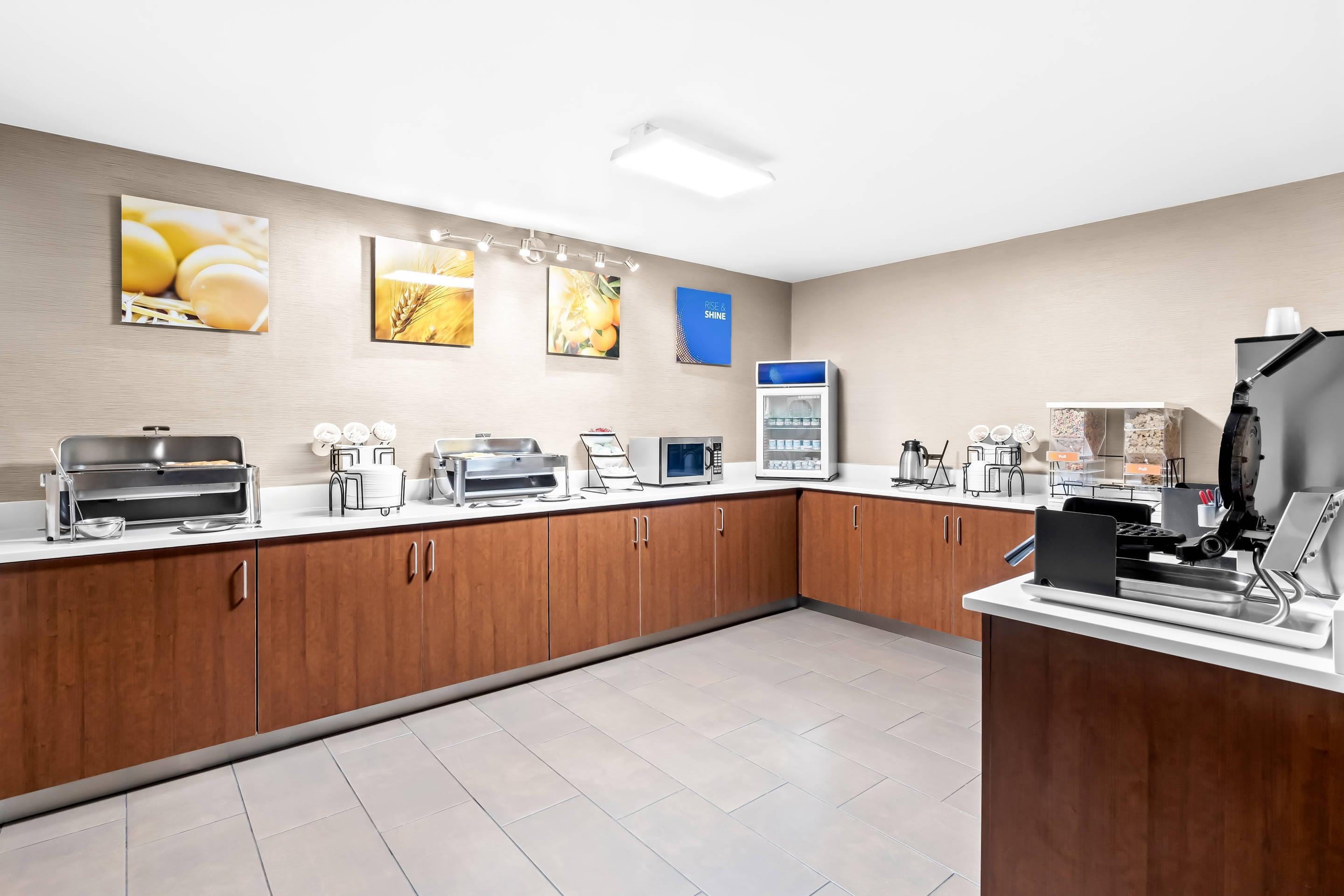 Breakfast area | Comfort Inn University