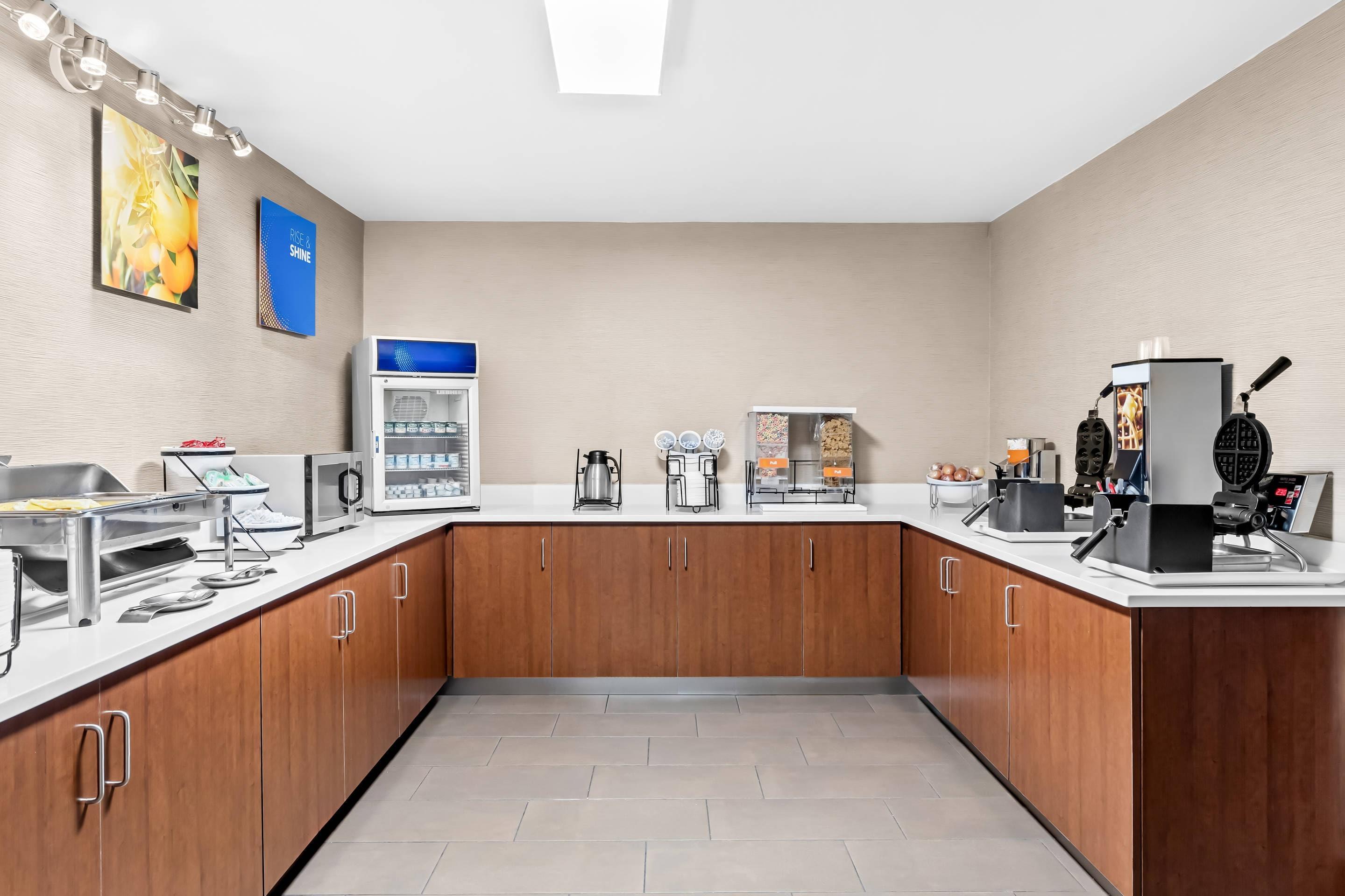 Breakfast area | Comfort Inn University