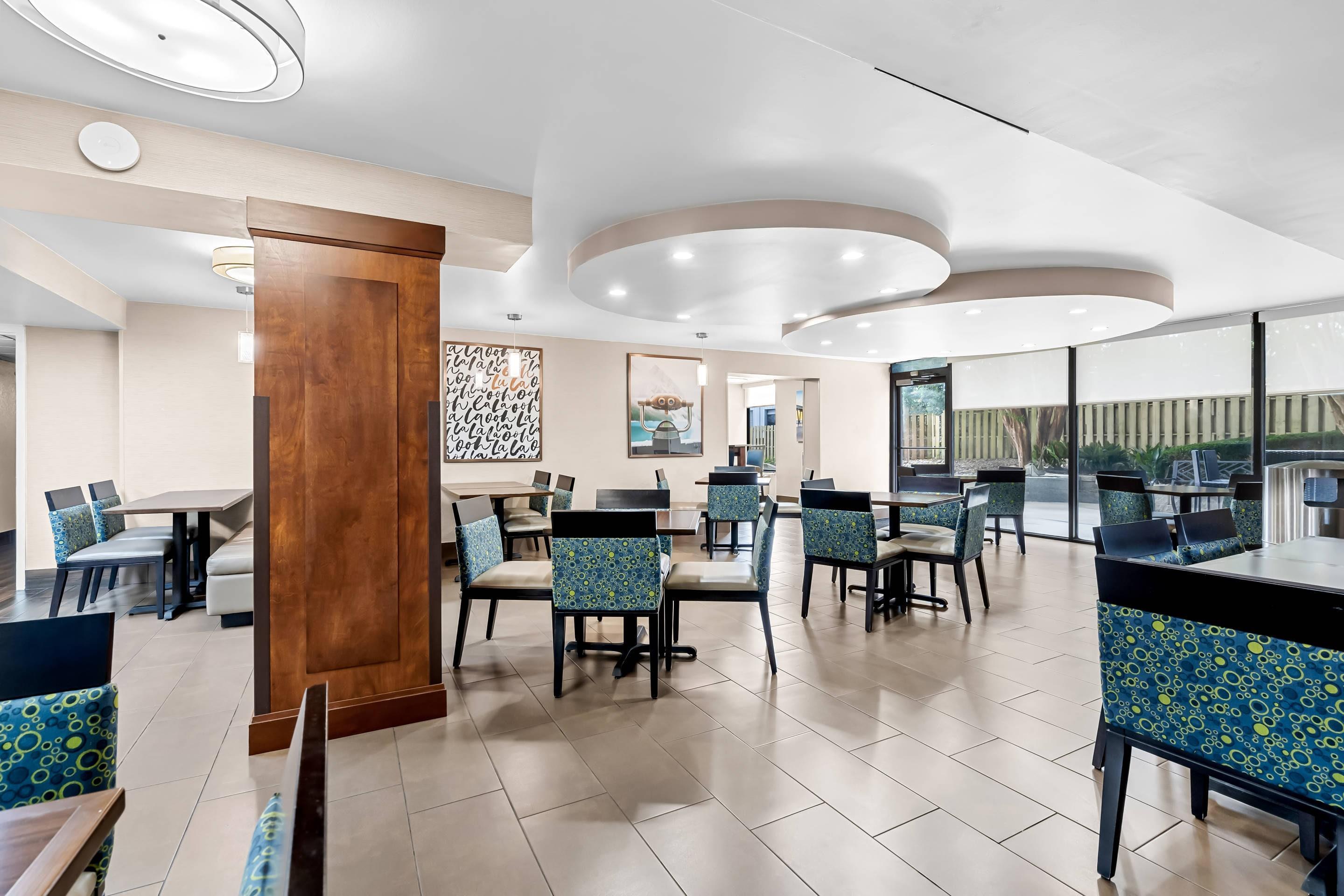 Enjoy breakfast in this seating area | Comfort Inn University