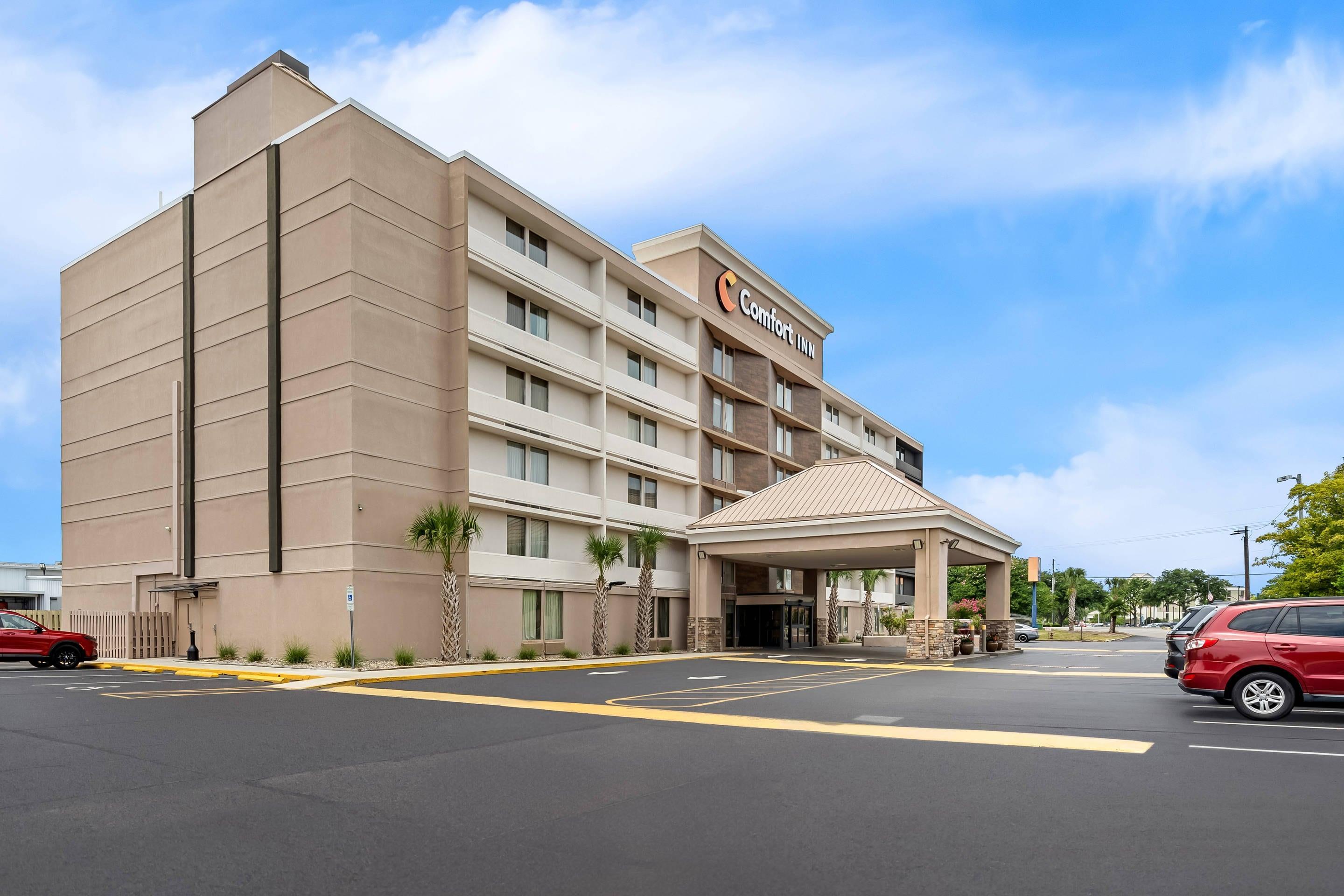 Hotel exterior | Comfort Inn University