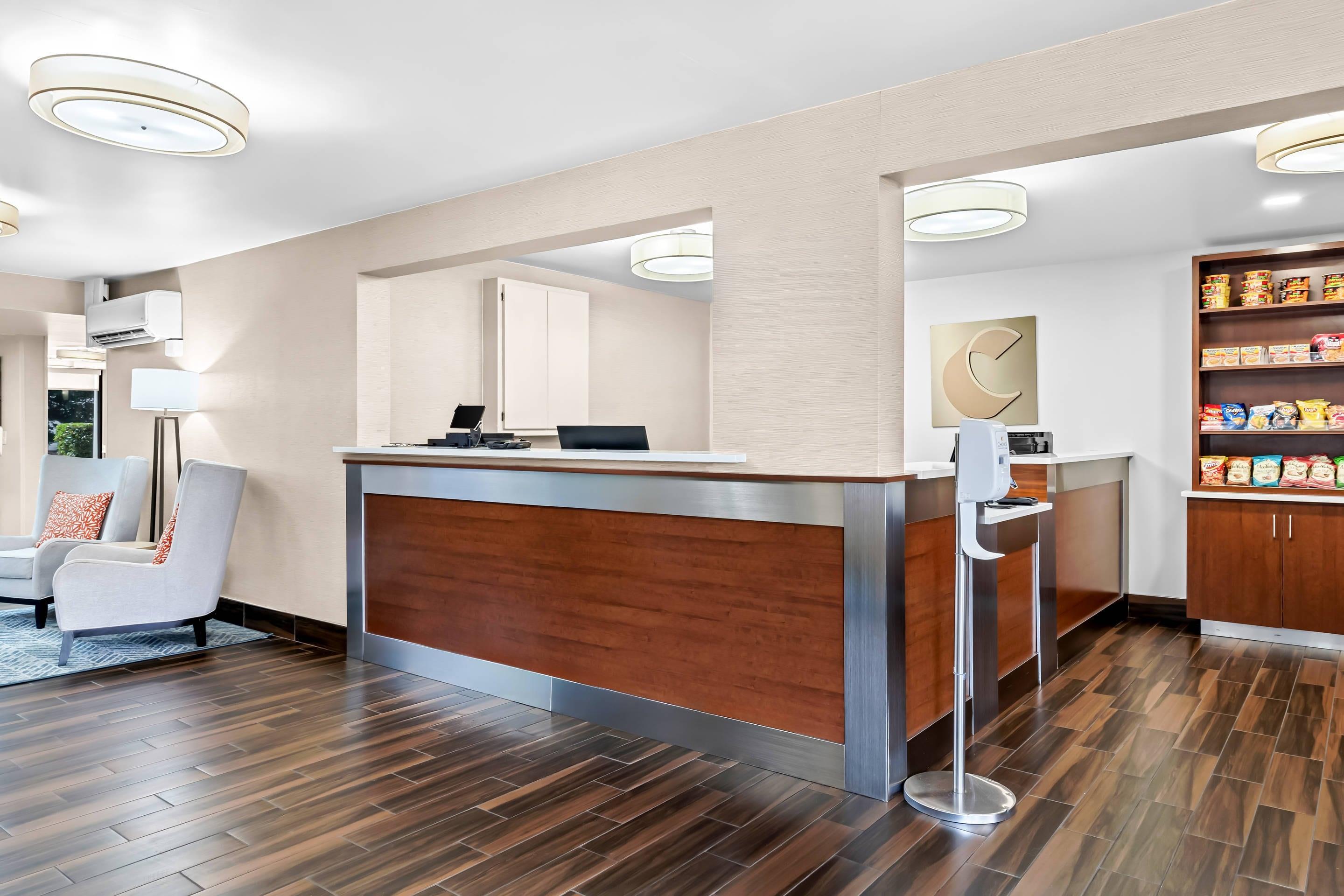 Front desk | Comfort Inn University