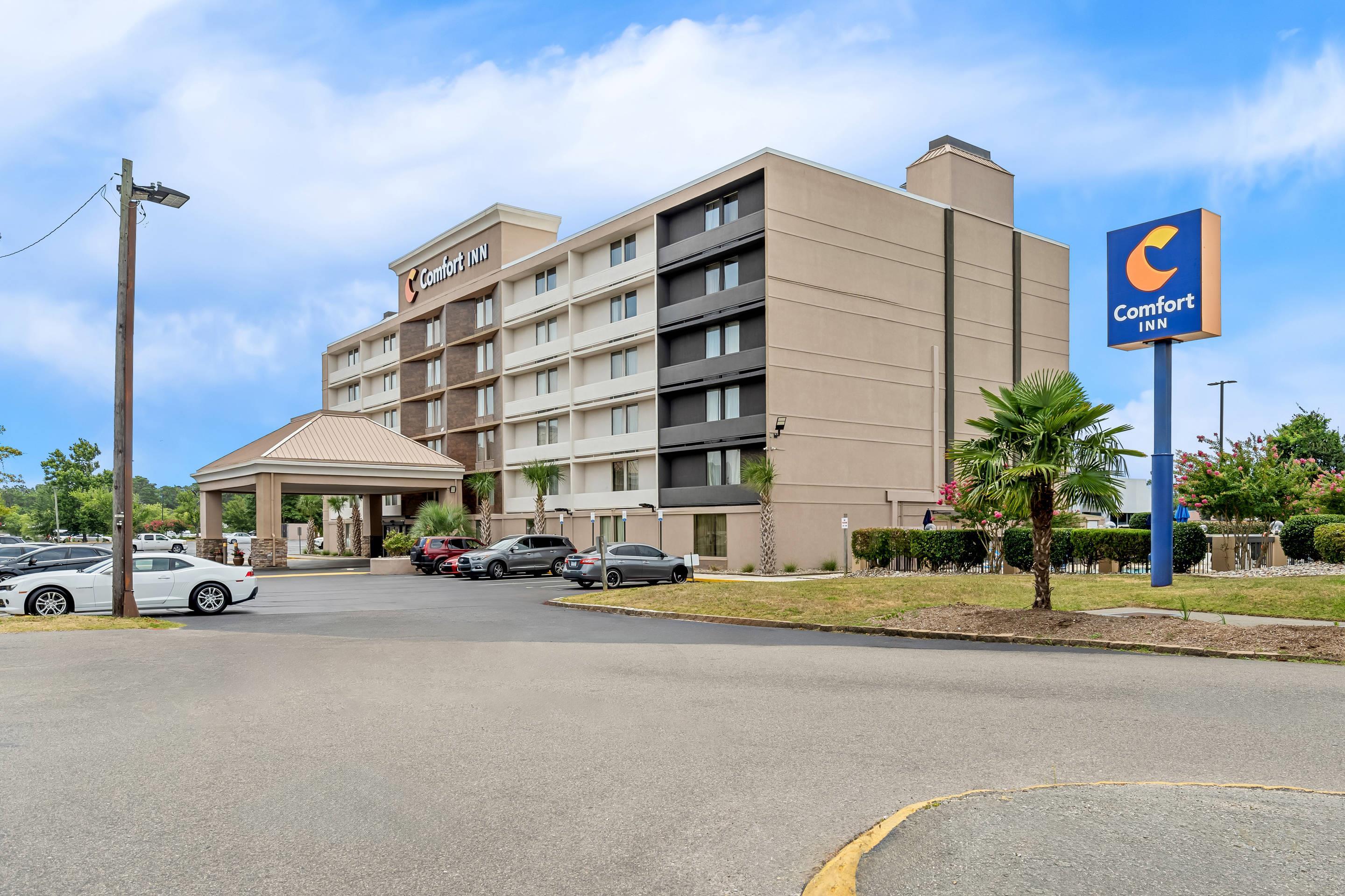 Hotel exterior | Comfort Inn University