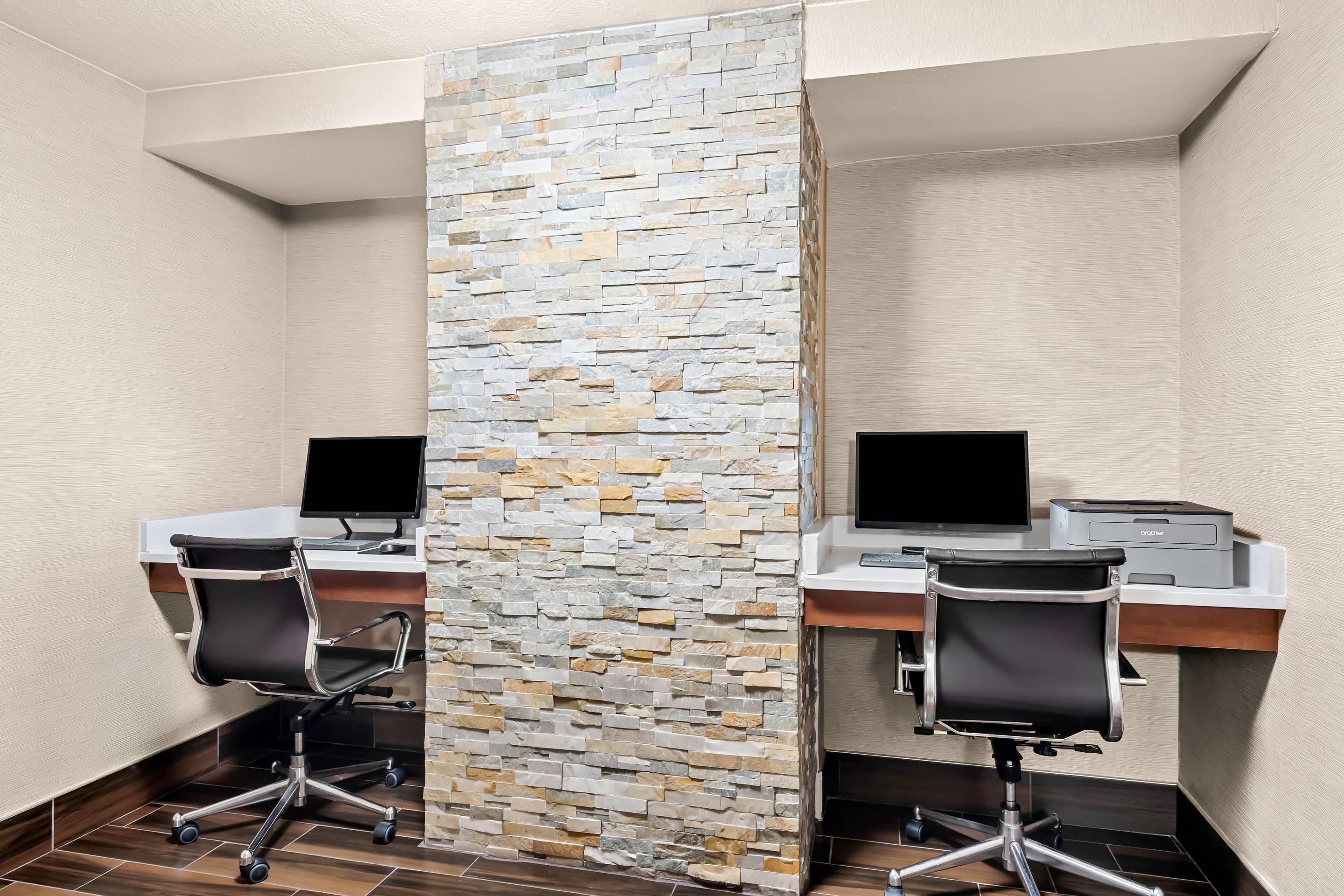 Computer in the lobby | Comfort Inn University