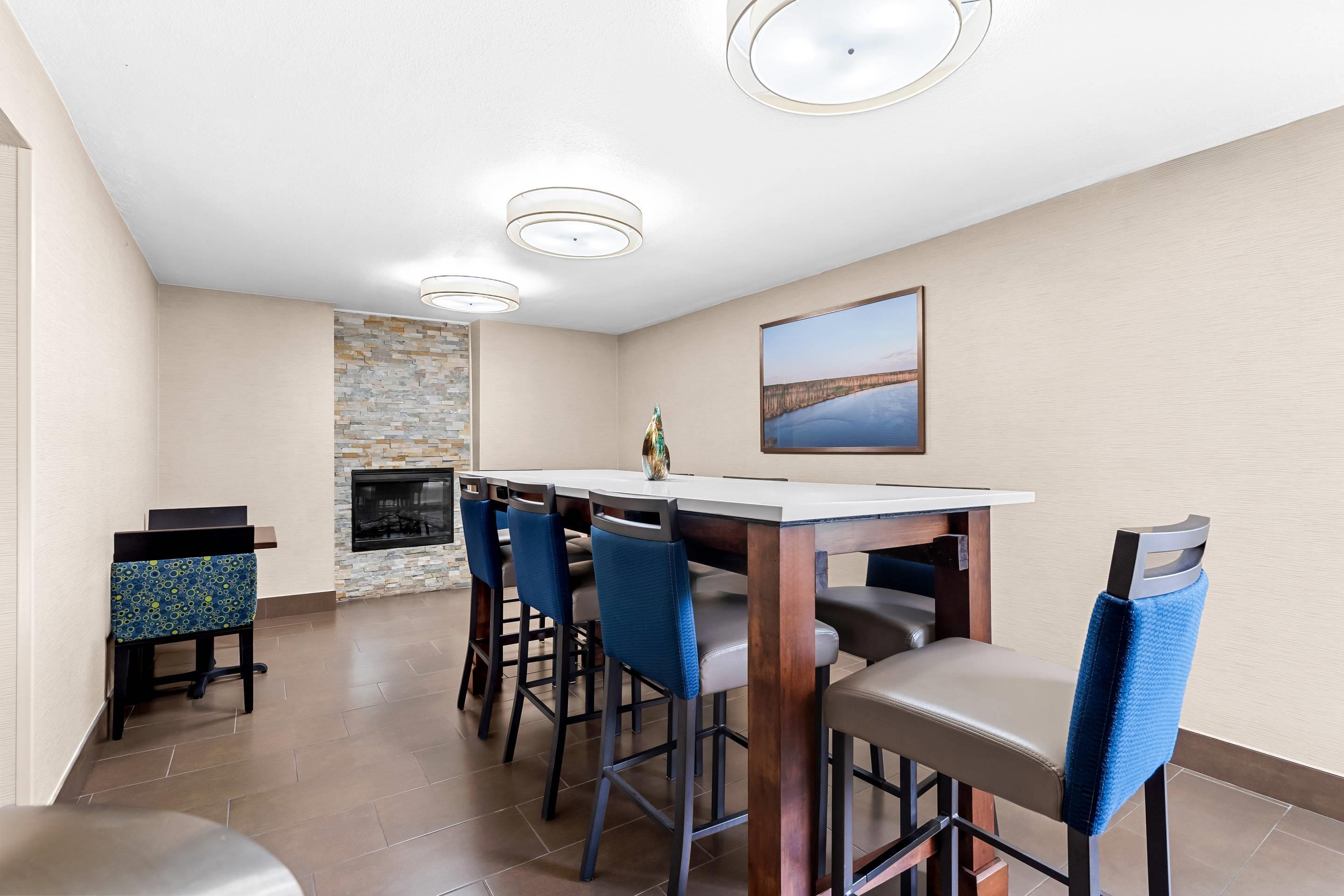 Enjoy breakfast in this seating area | Comfort Inn University