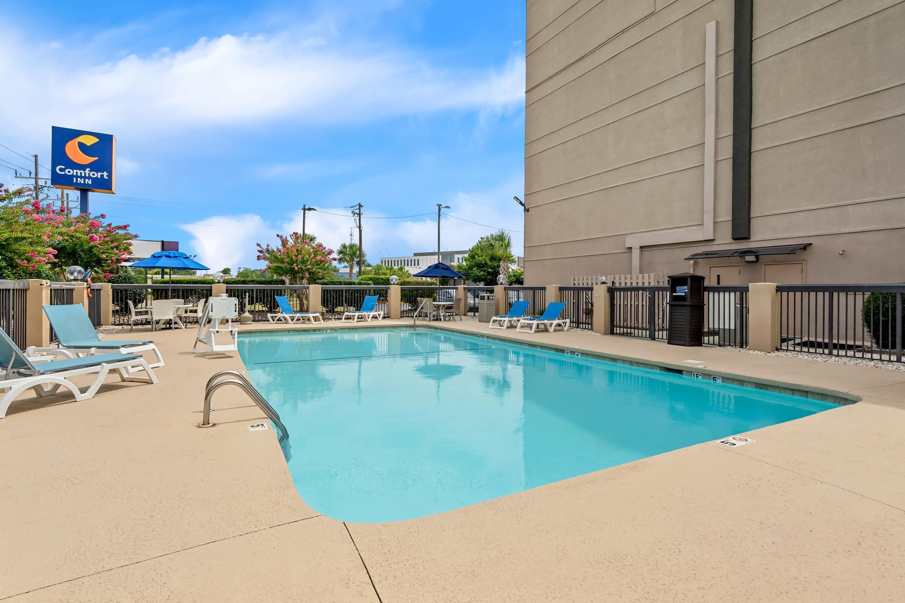 Outdoor pool | Comfort Inn University