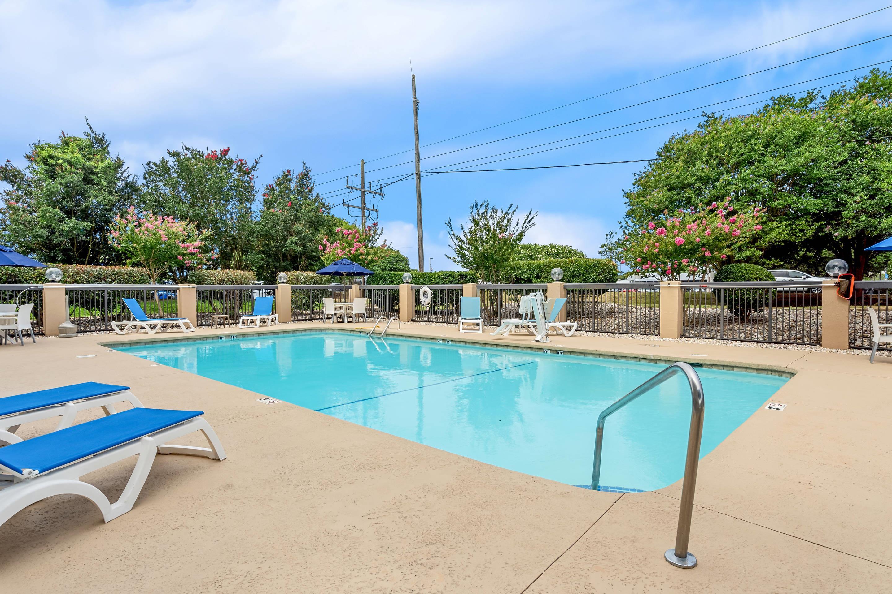Outdoor pool | Comfort Inn University