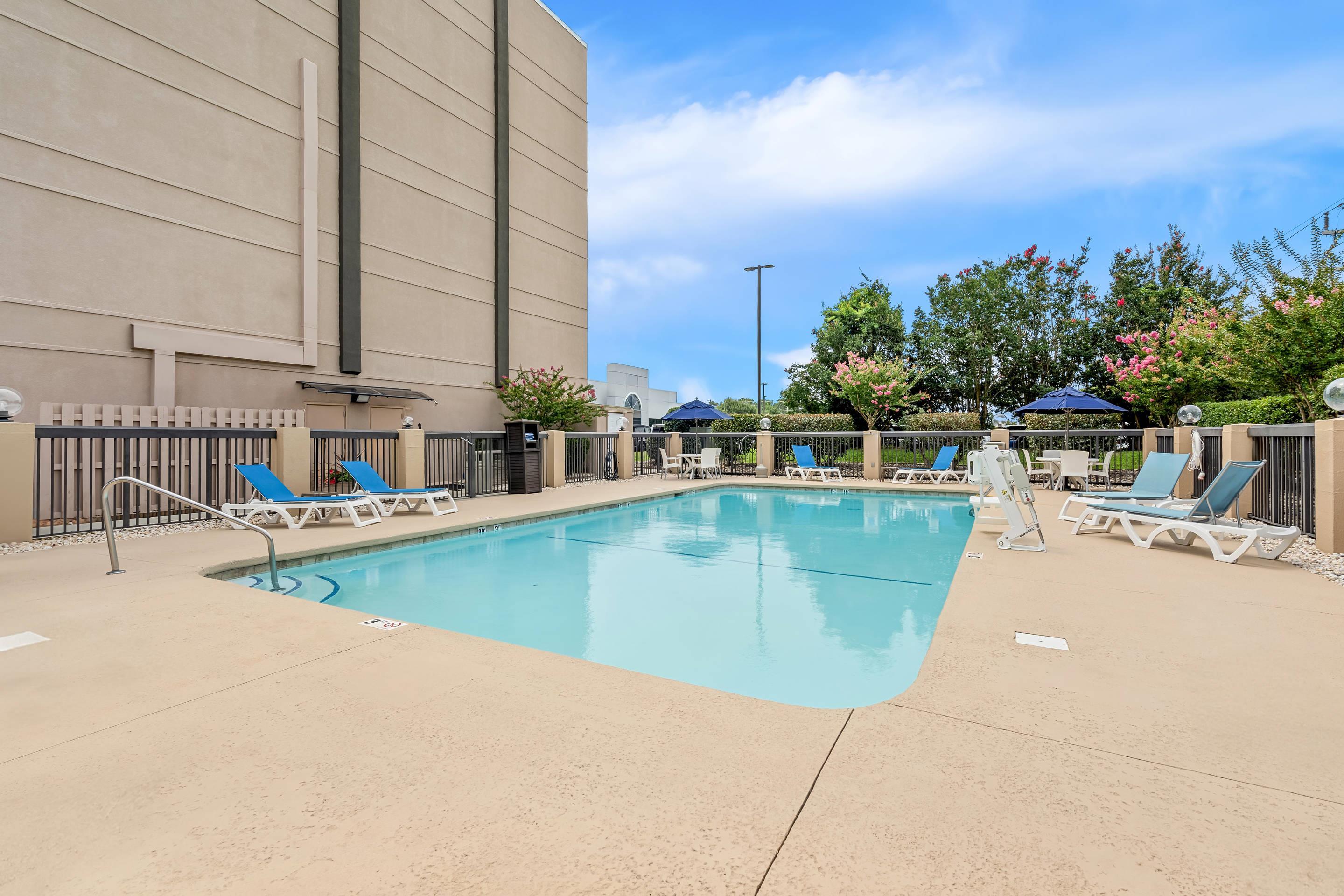 Outdoor pool | Comfort Inn University