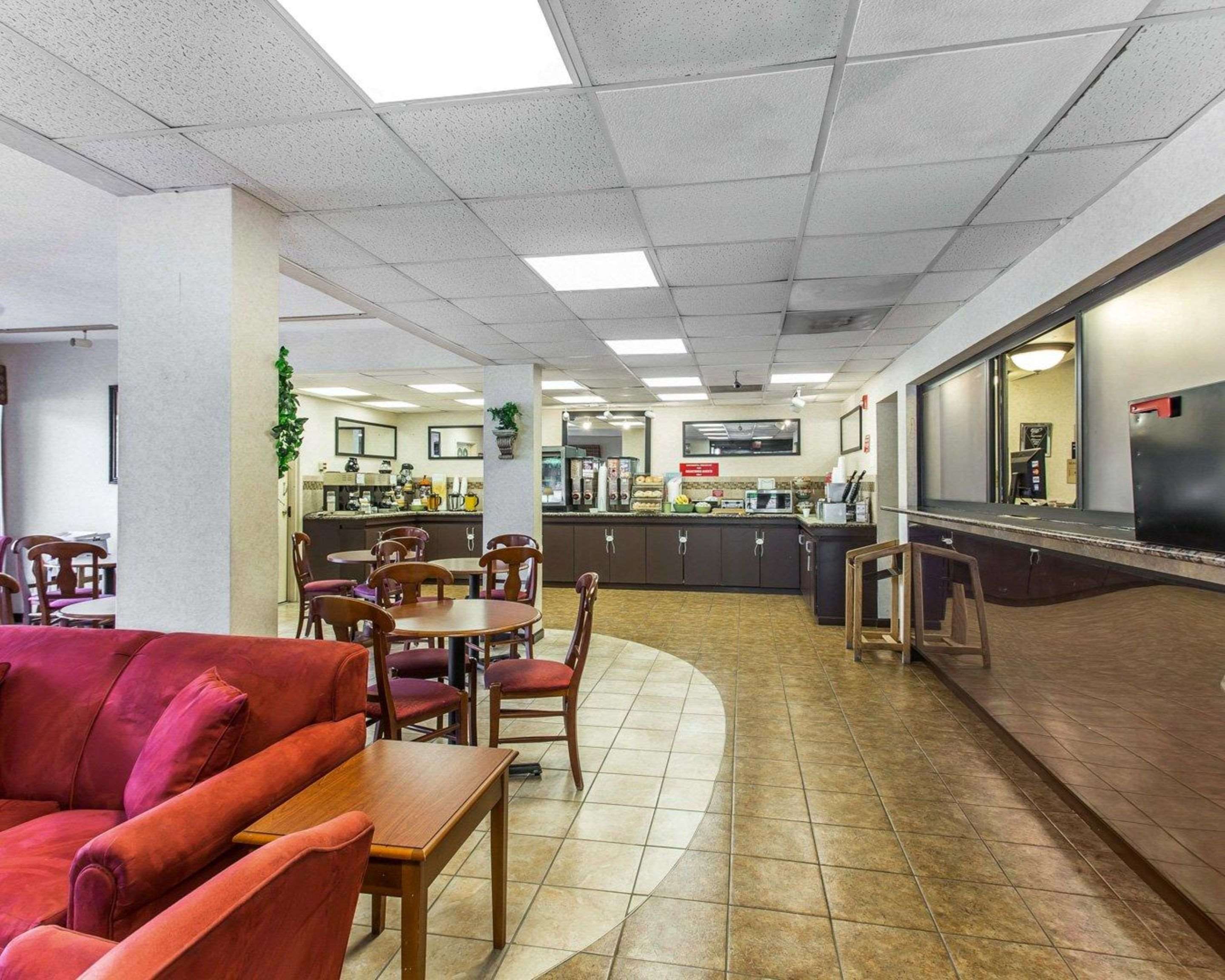 Breakfast area | Quality Inn University Winston Salem