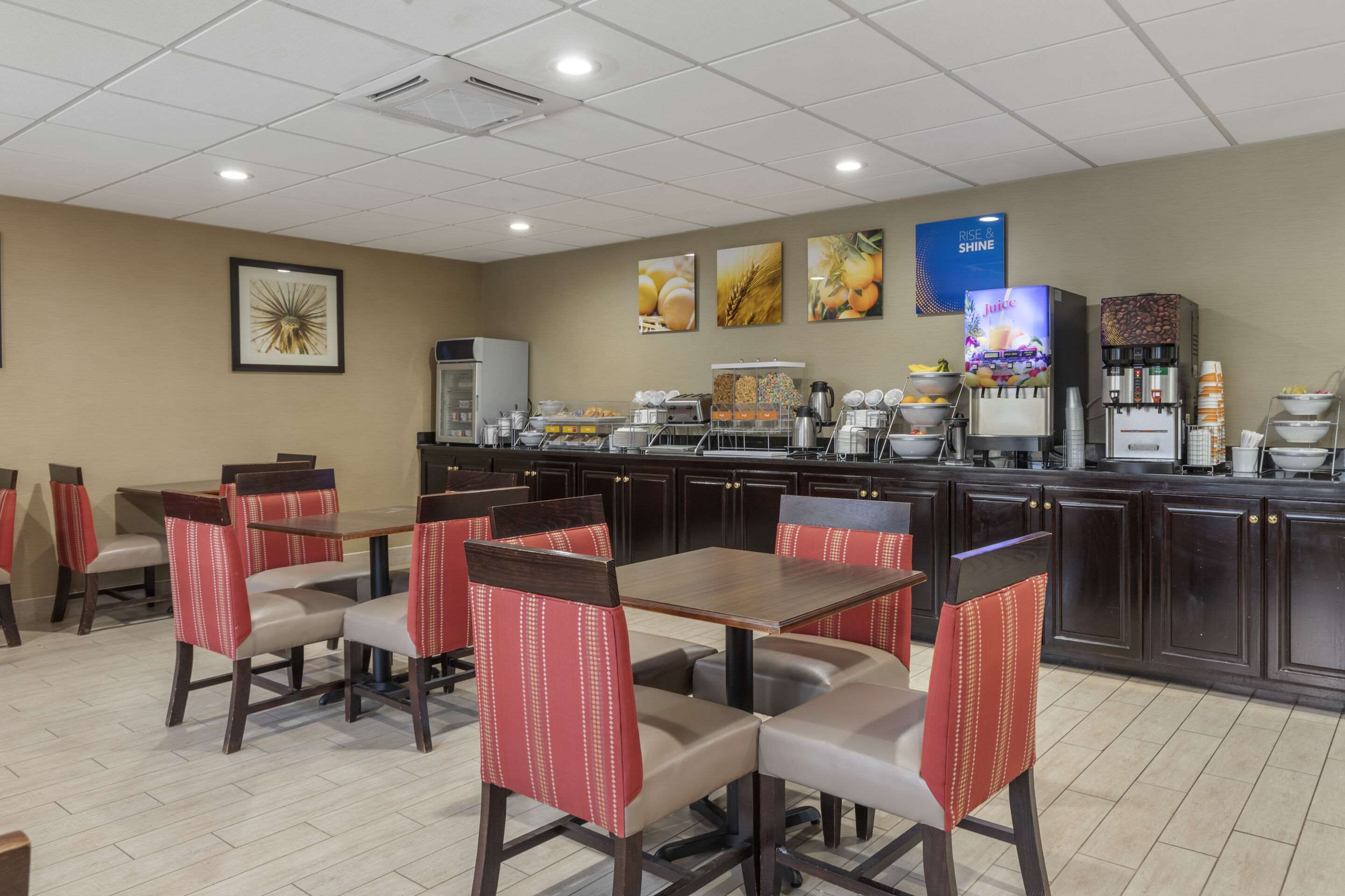 Enjoy breakfast in this seating area | Comfort Inn & Suites Mocksville I-40