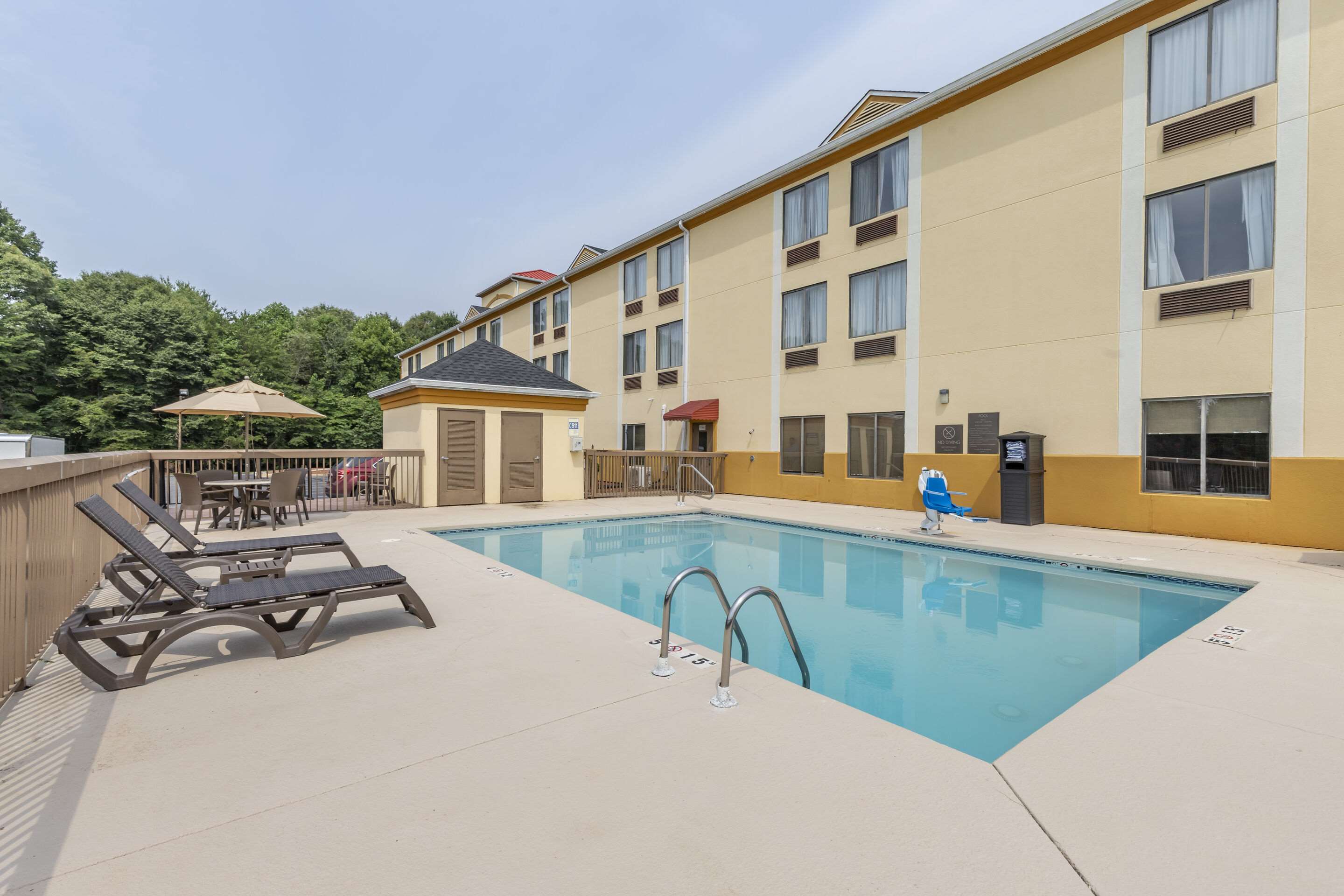 Outdoor pool | Comfort Inn & Suites Mocksville I-40