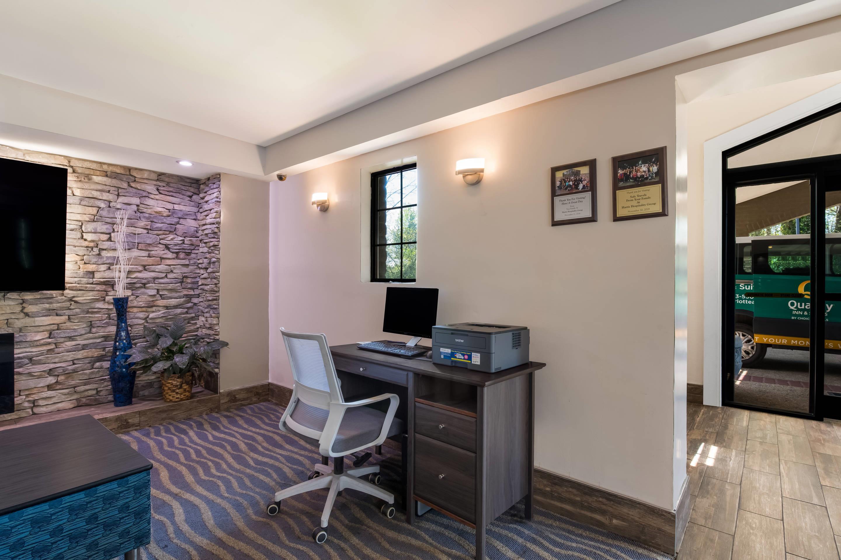 Computer in the lobby | Quality Inn & Suites Airport