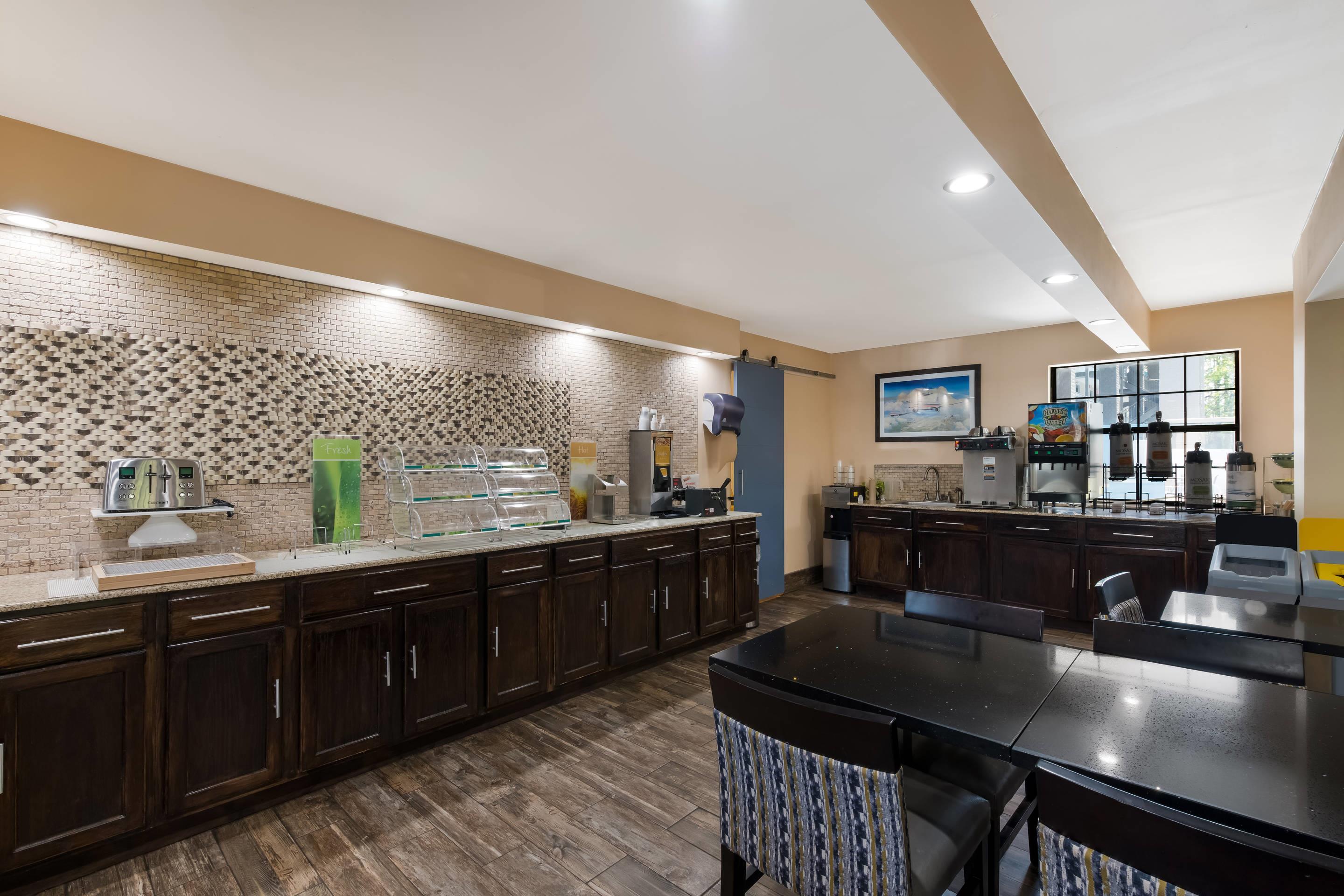 Breakfast area | Quality Inn & Suites Airport