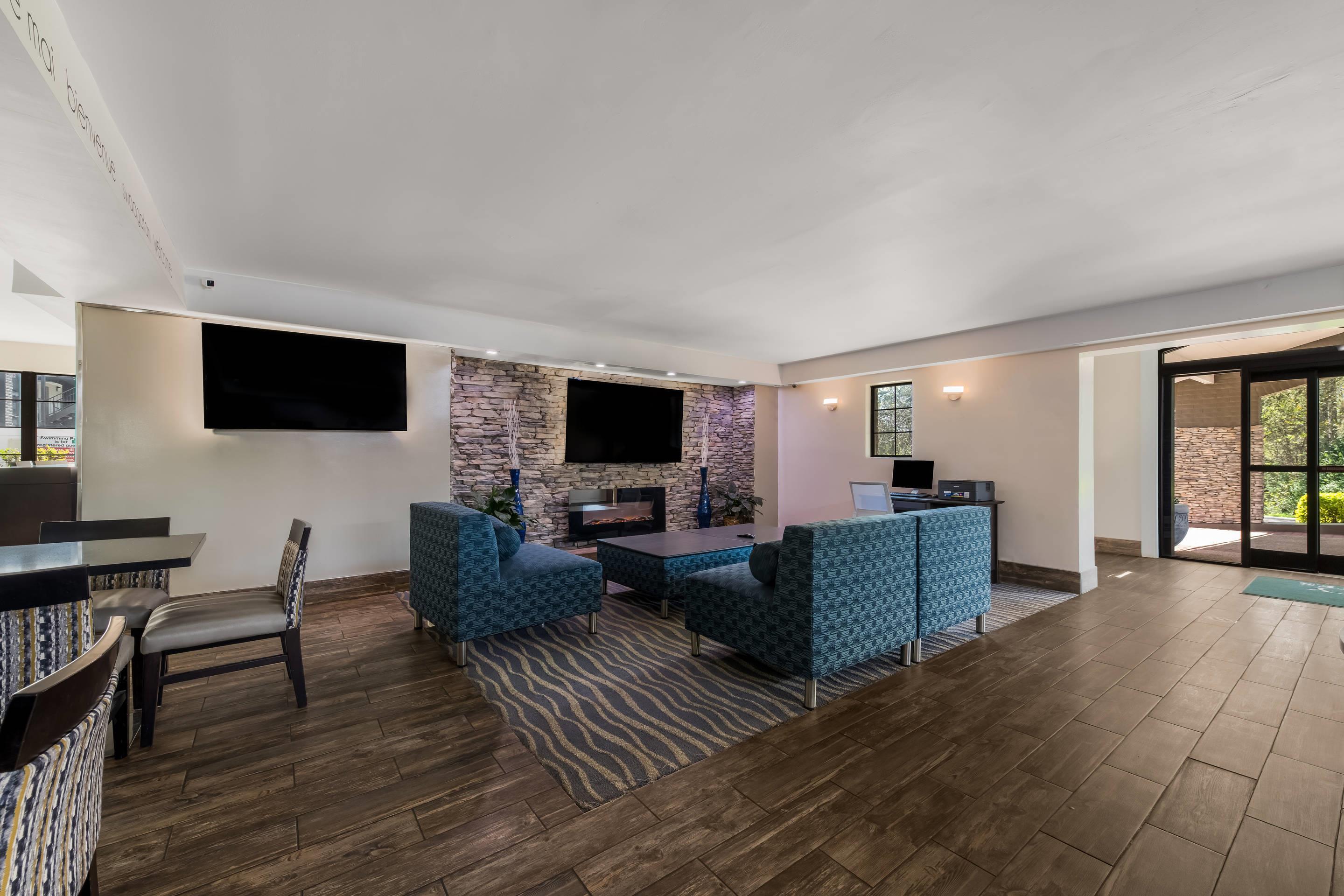 Lobby | Quality Inn & Suites Airport