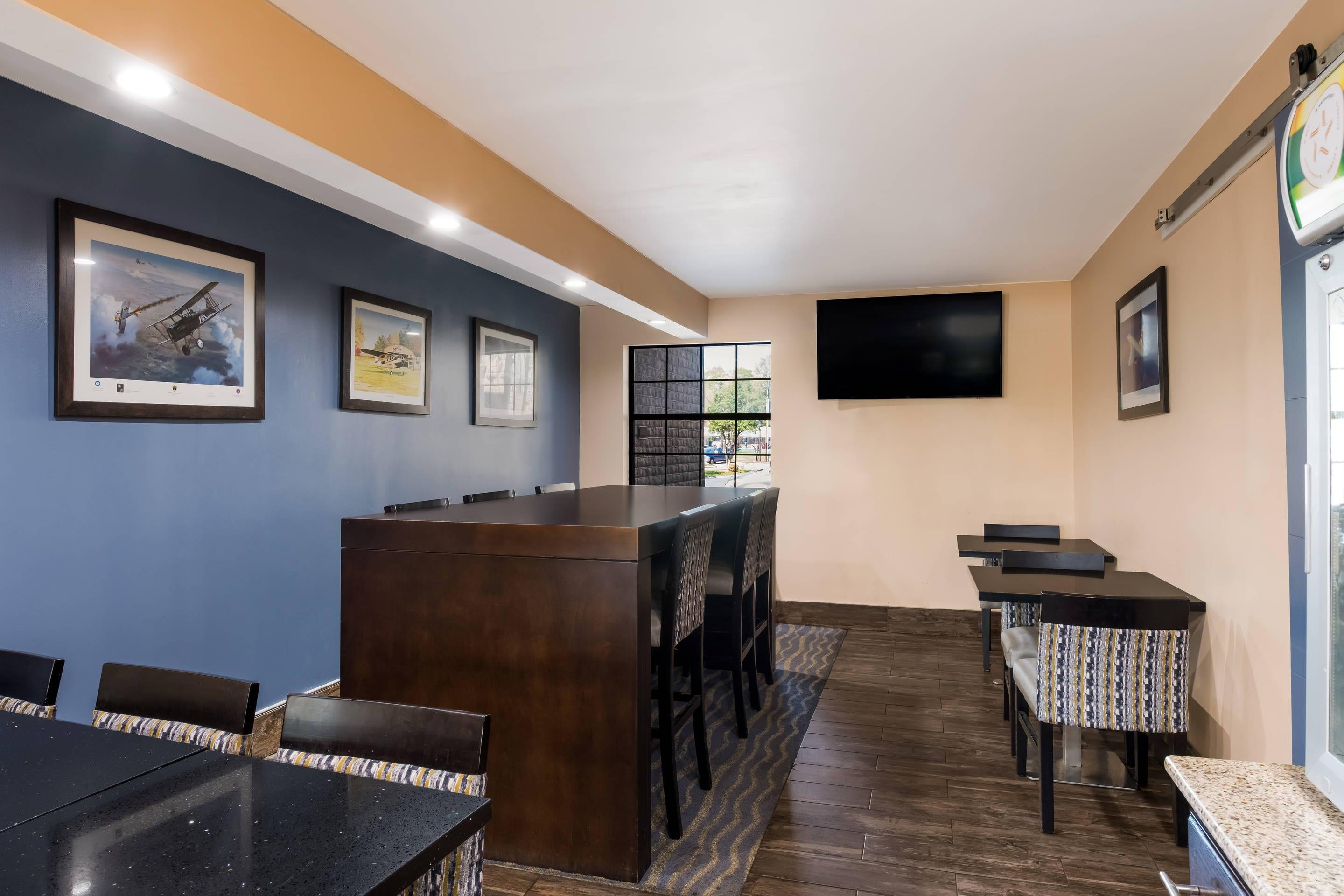 Breakfast area | Quality Inn & Suites Airport