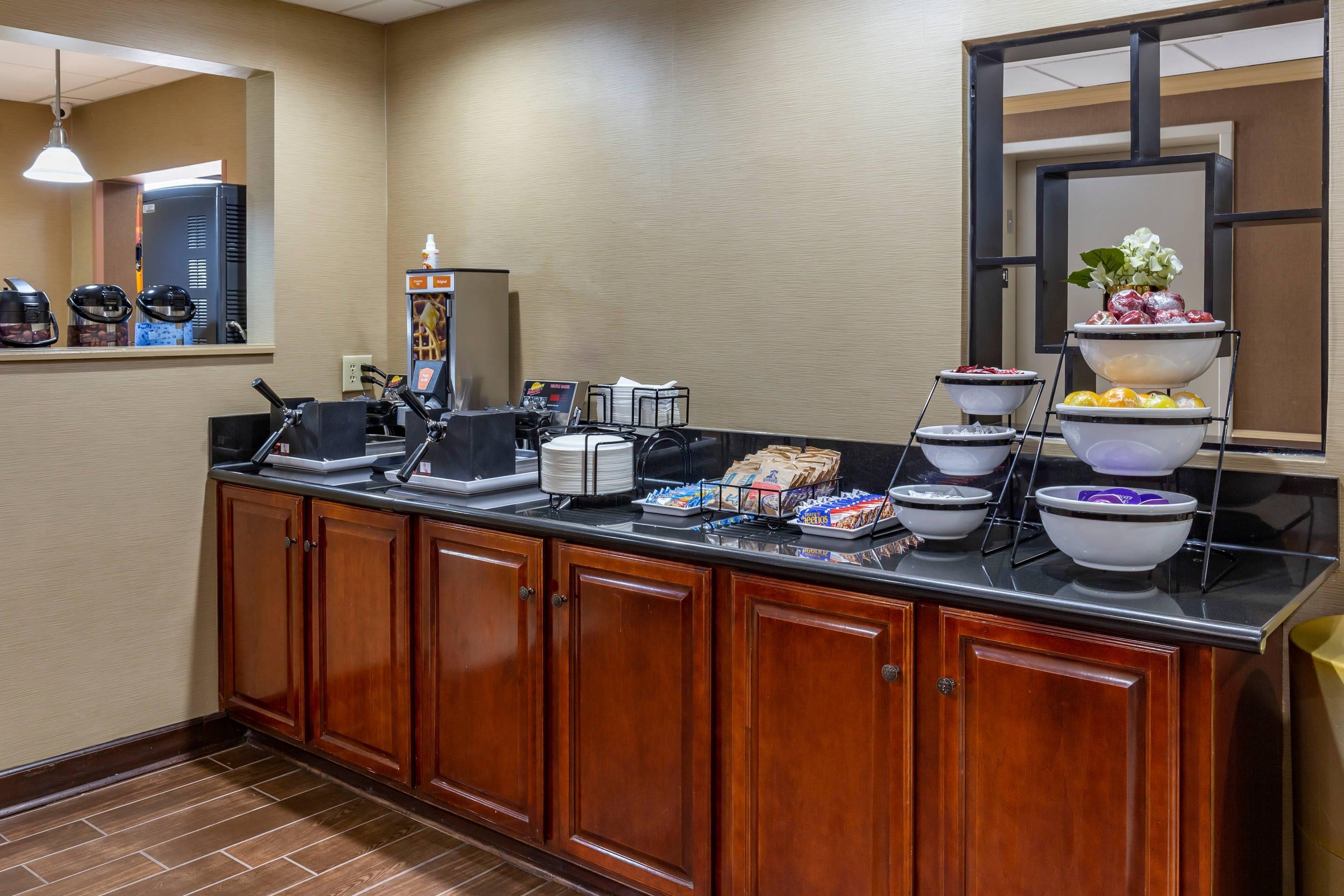 Breakfast counter | Comfort Inn Greensboro - Kernersville