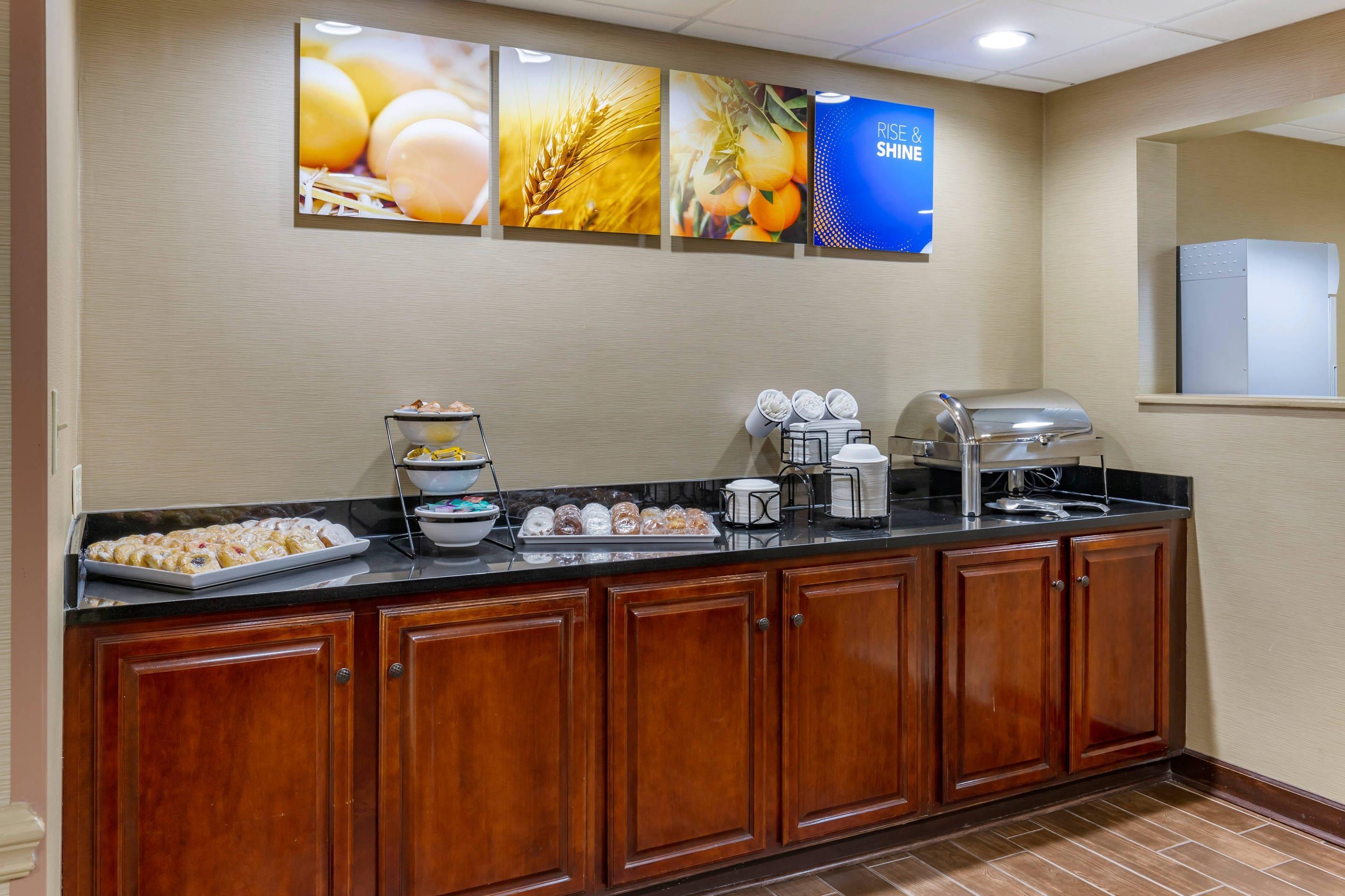 Breakfast area | Comfort Inn Greensboro - Kernersville