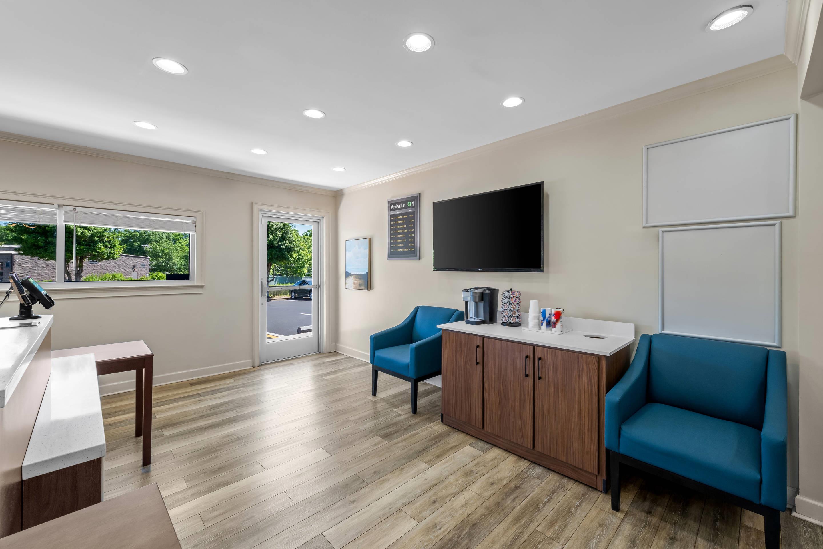 Lobby with sitting area | Suburban Studios Charlotte-Ballantyne