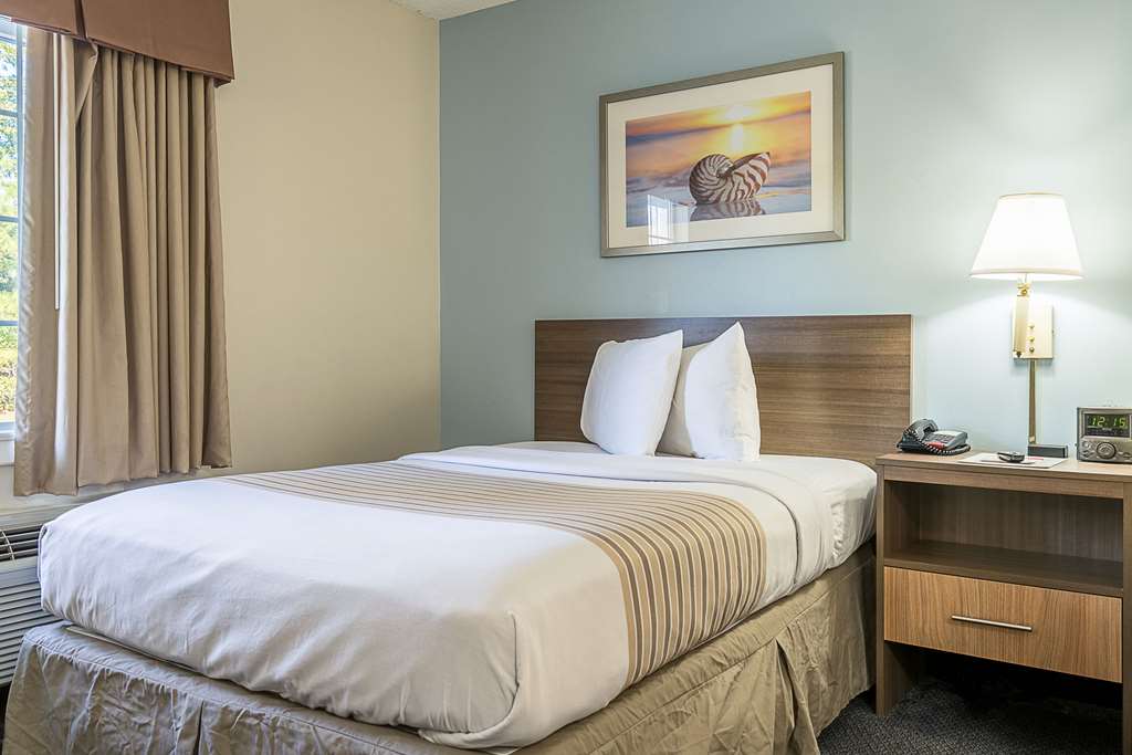 SUBURBAN STUDIOS OF WILMINGTON-guestroom-Guest Room,On-Site.jpg