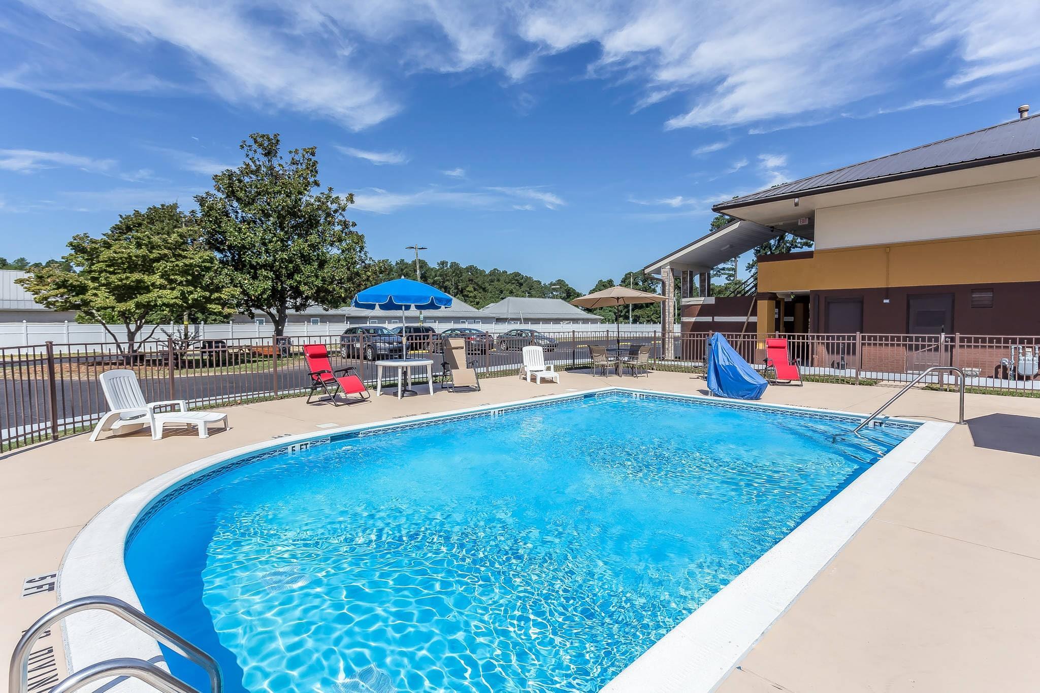 Outdoor pool | Quality Inn Pinehurst Area