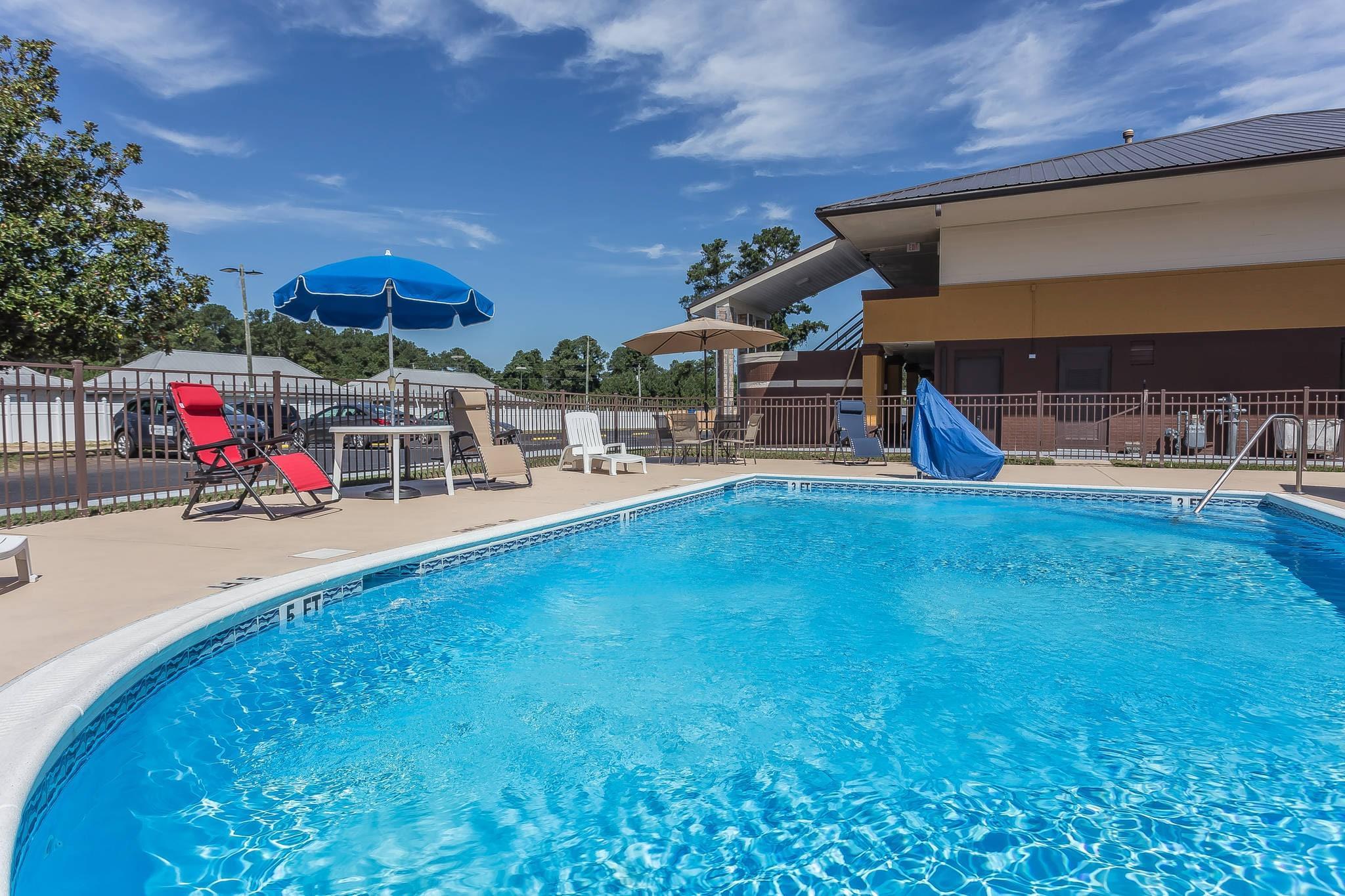 Outdoor pool | Quality Inn Pinehurst Area