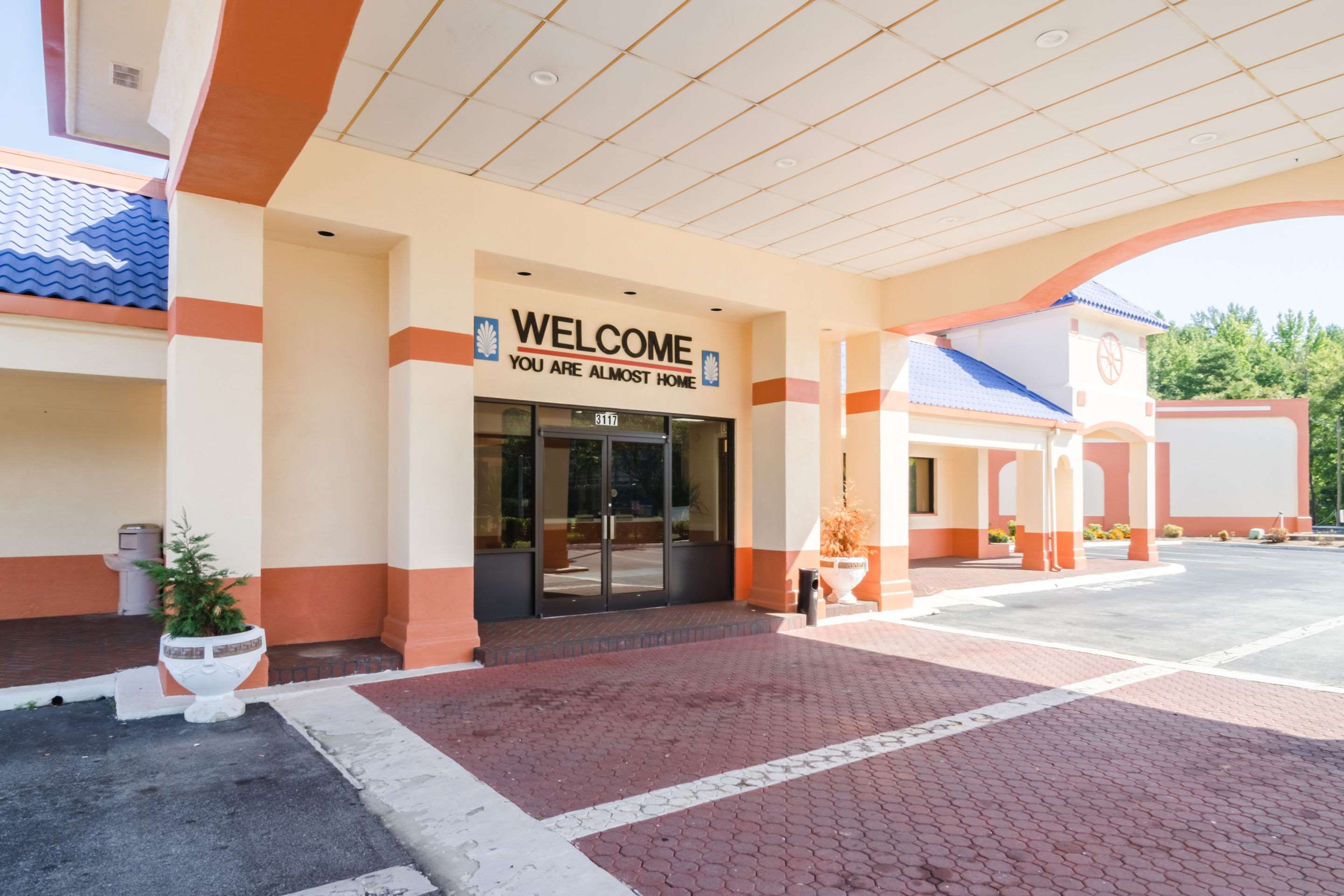 Hotel exterior | Rodeway Inn & Suites Greensboro Southeast